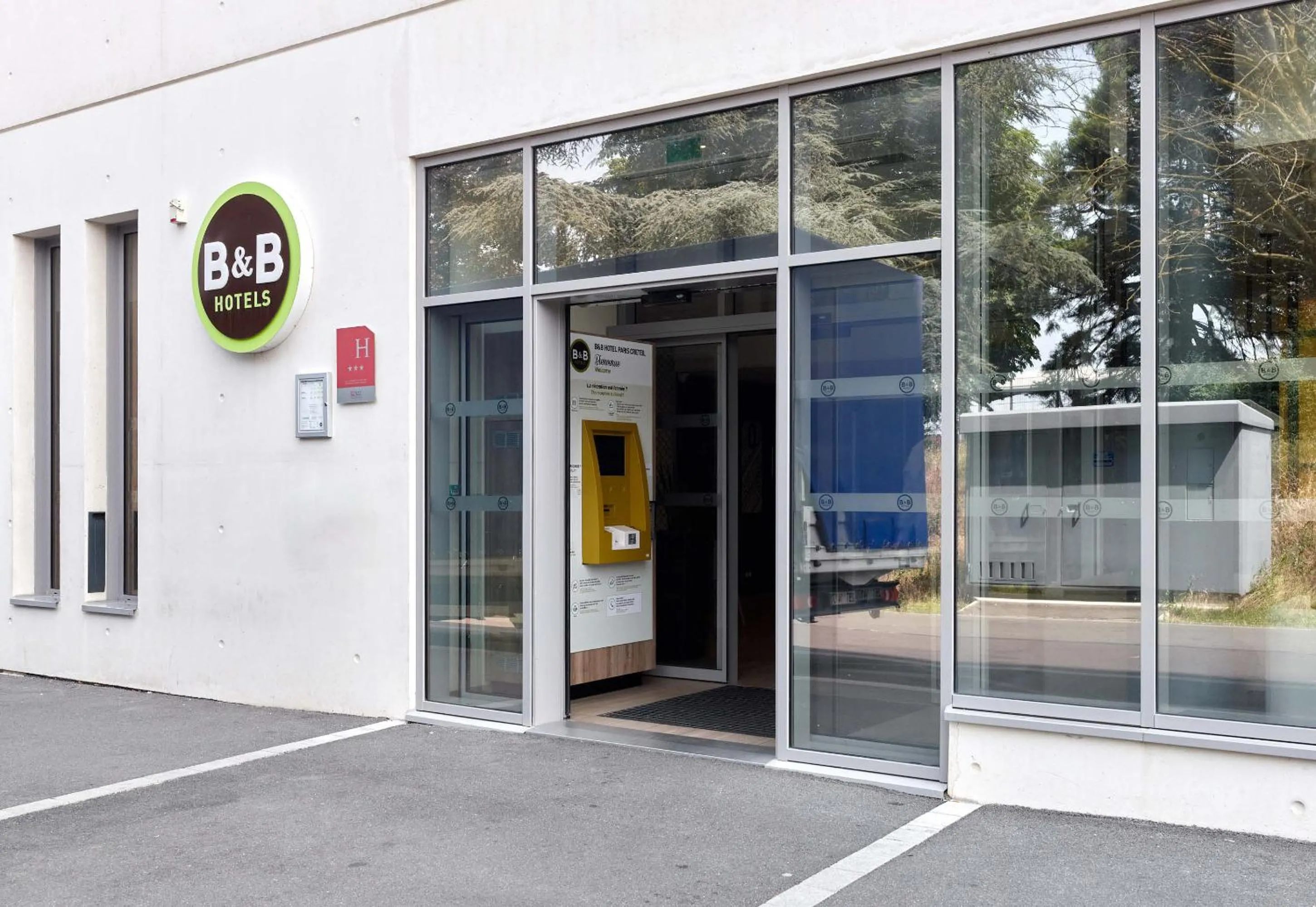 Facade/entrance in B&B HOTEL Paris Créteil
