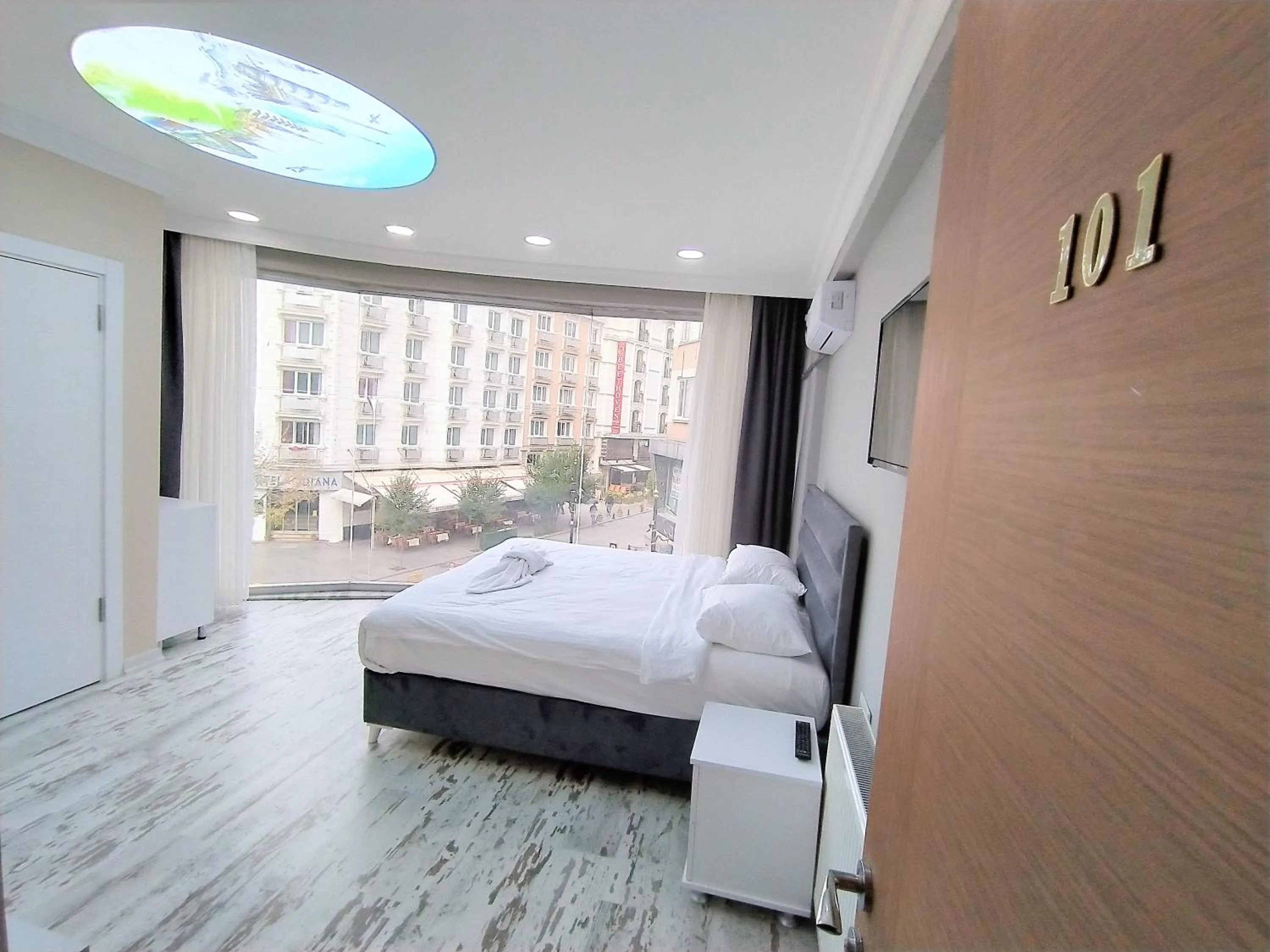 Shower, Bed in King Istanbul Hotel