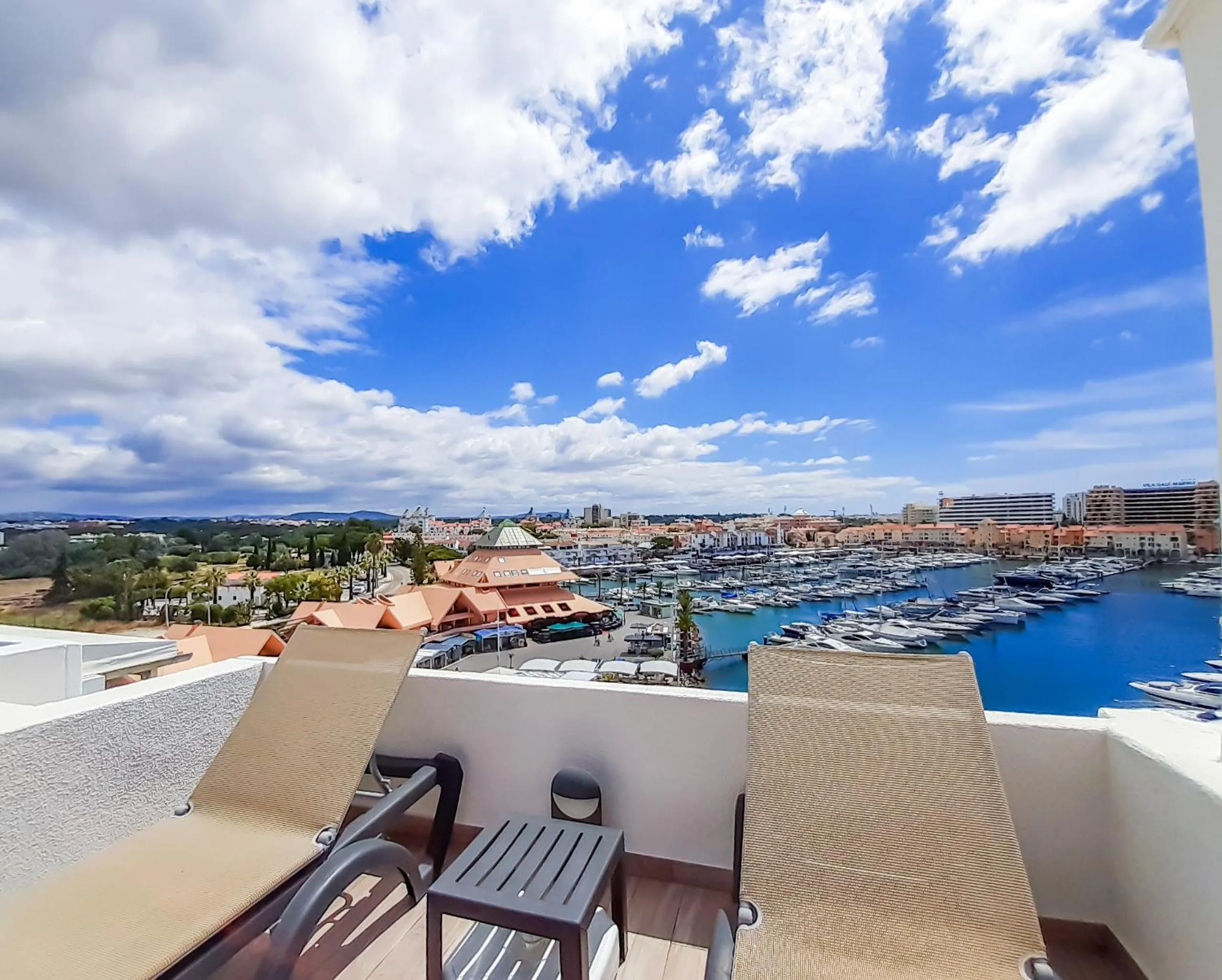 Penthouse Triplex L25 T2 by HsR Vilamarina