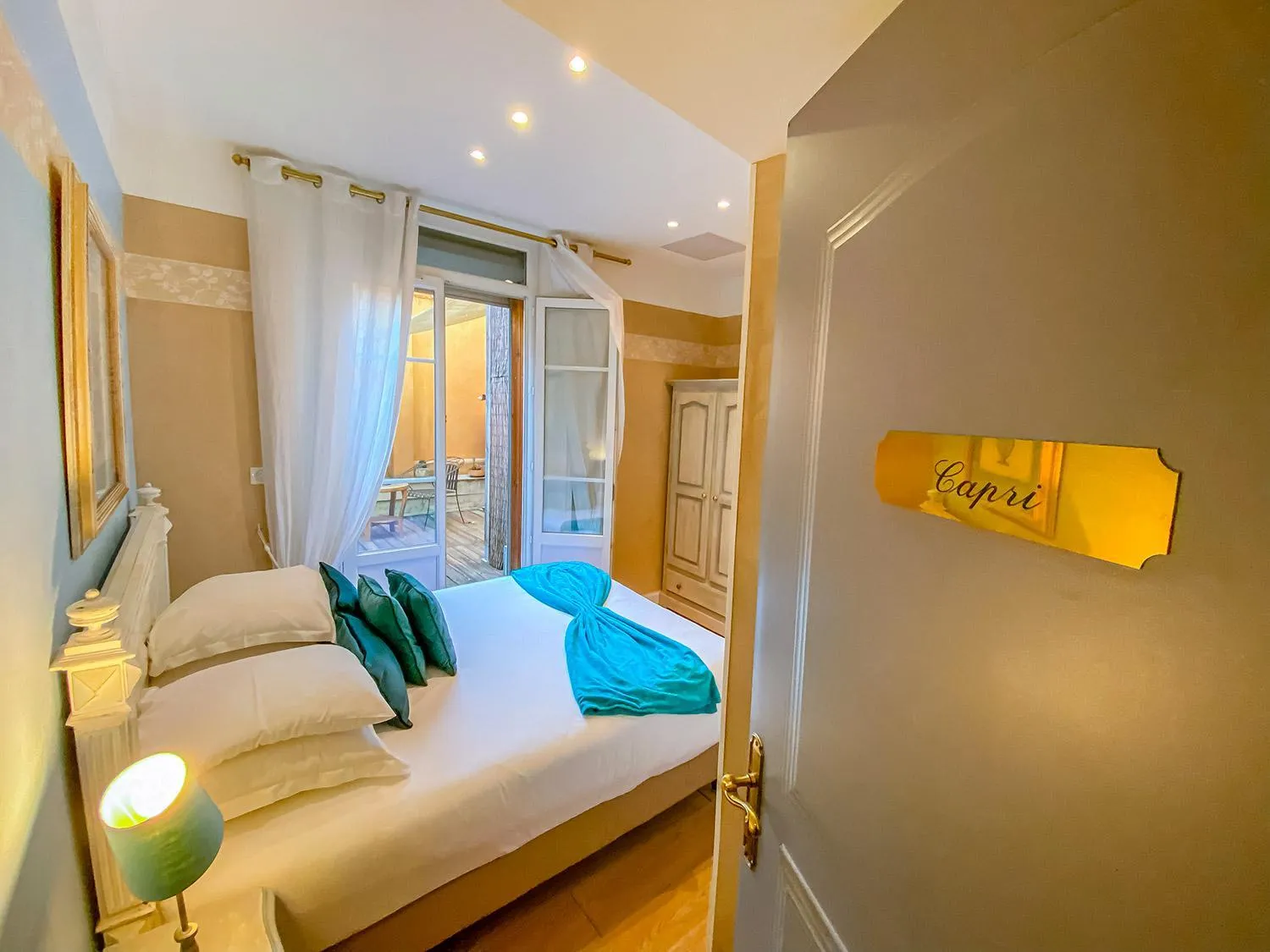 Patio, Bed in Hotel Relais Du Postillon