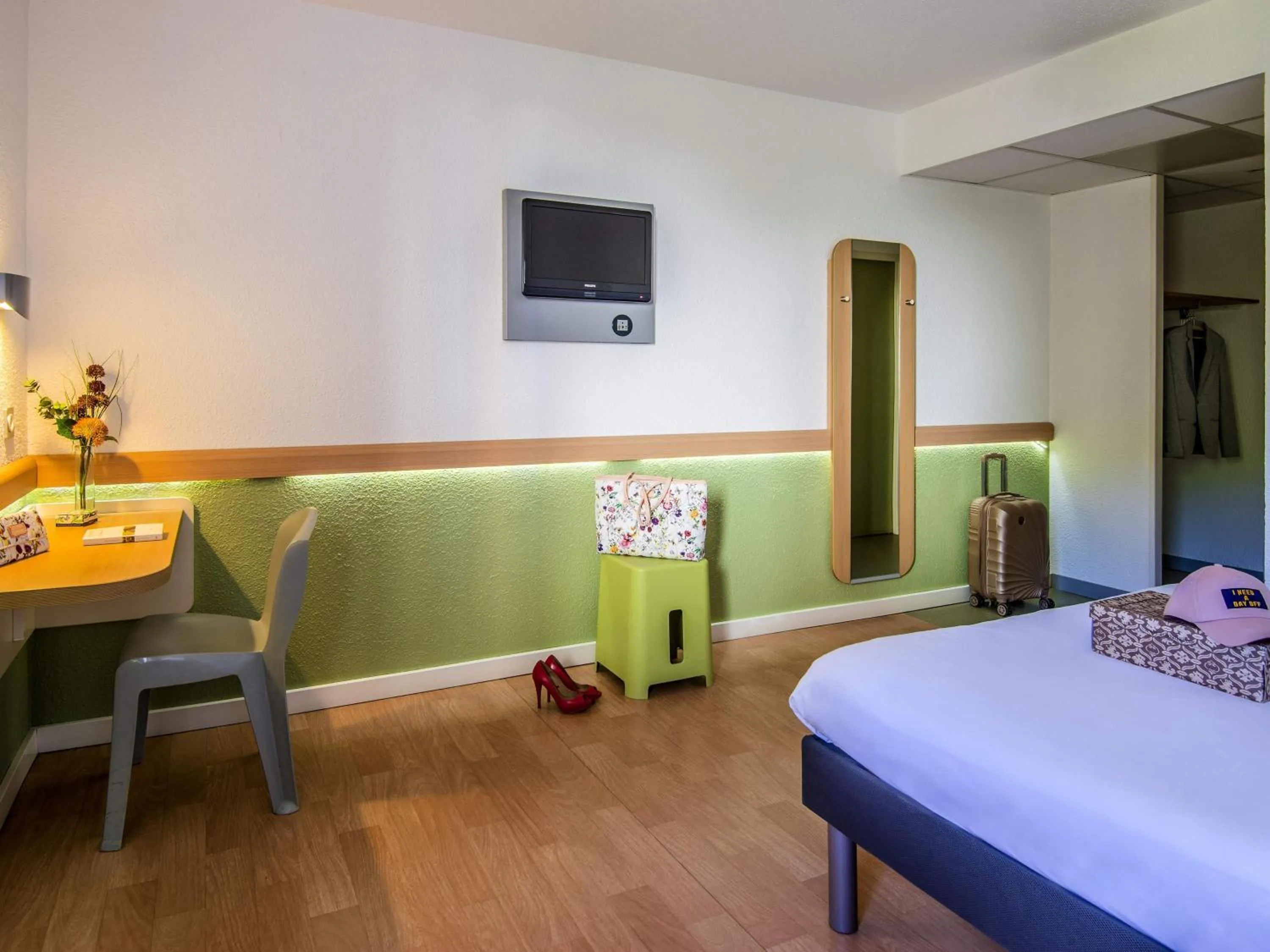 Bedroom, Bed in ibis budget Cannes Mougins