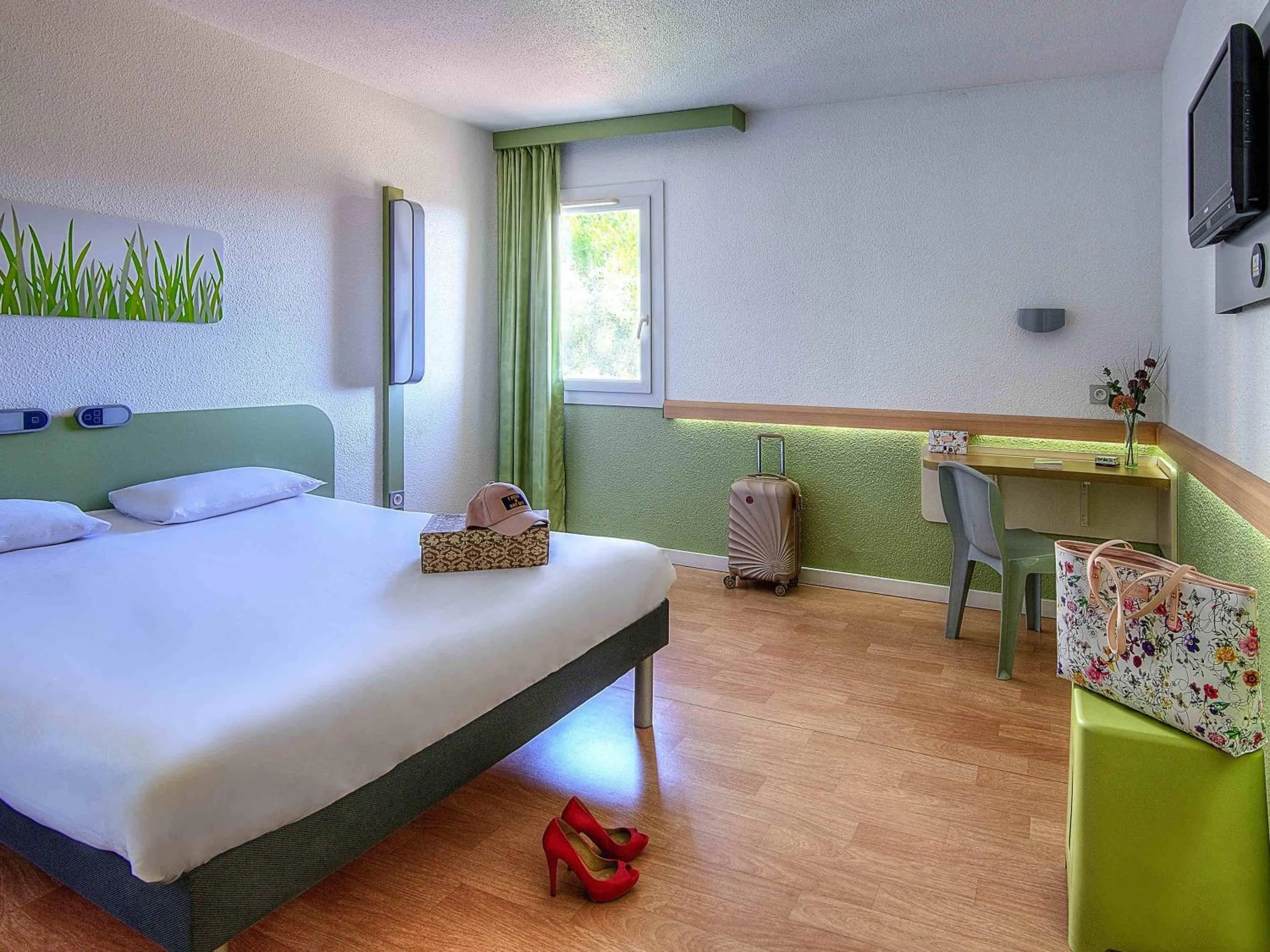 Bedroom, Bed in ibis budget Cannes Mougins