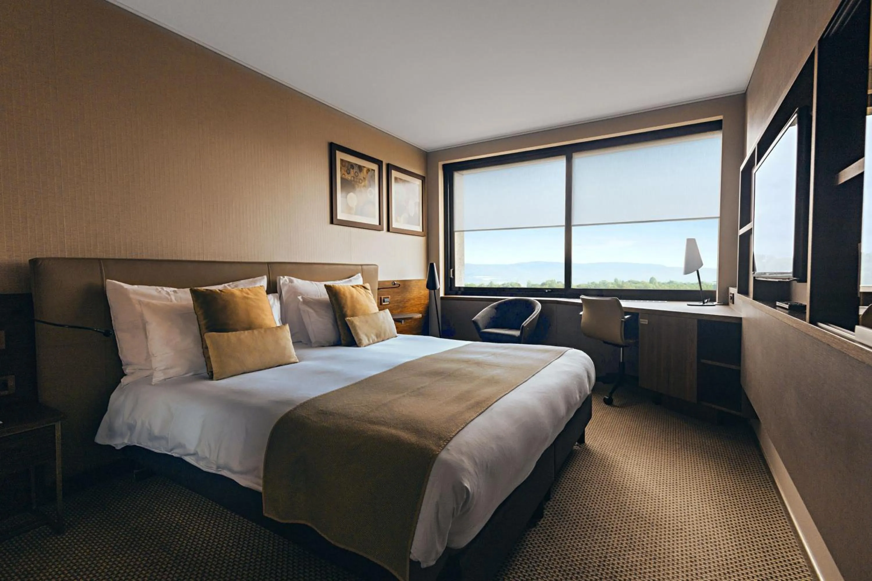 Photo of the whole room, Bed in Crowne Plaza Geneva by IHG