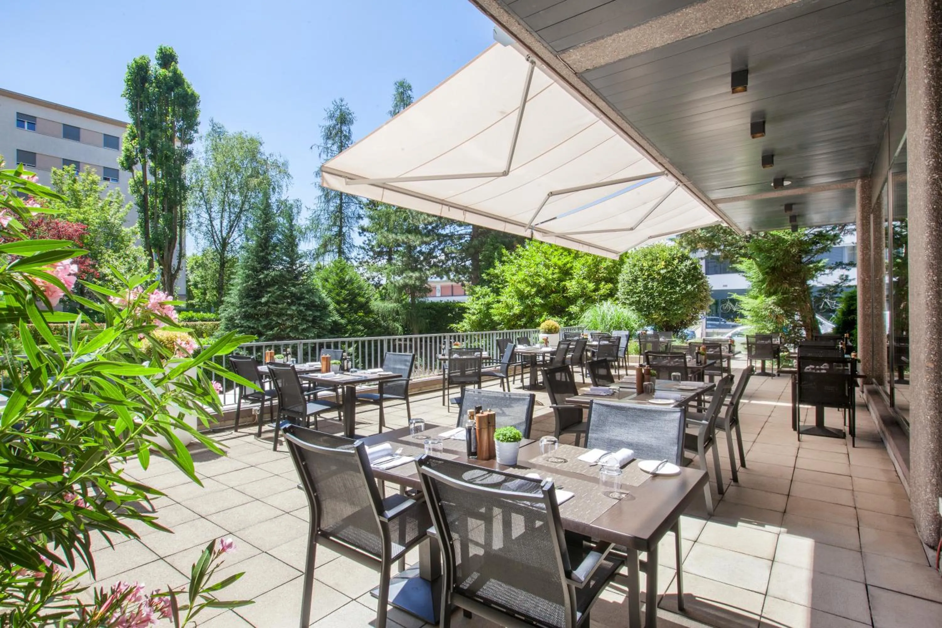 Restaurant/places to eat in Crowne Plaza Geneva by IHG