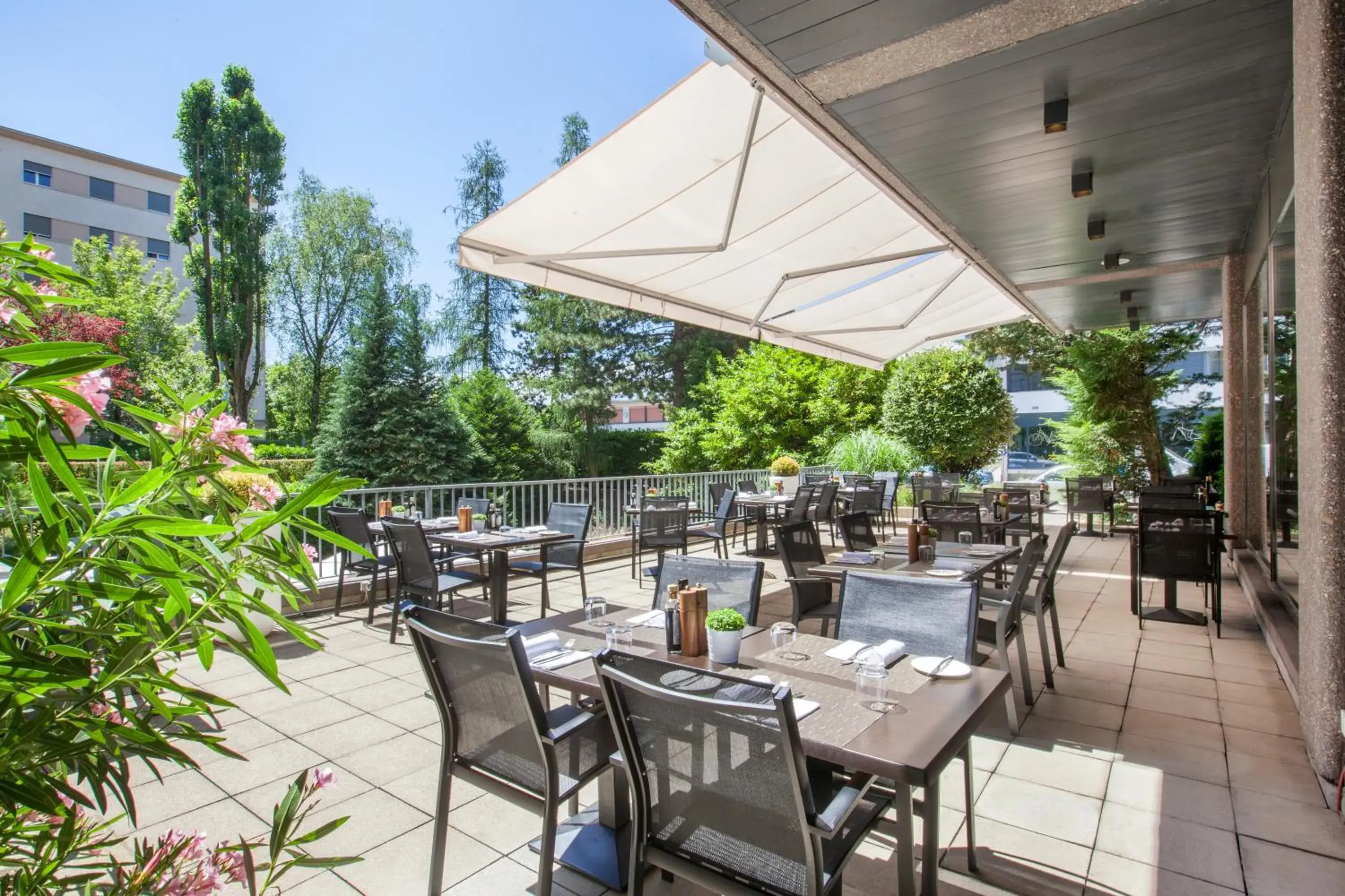 Restaurant/places to eat in Crowne Plaza Geneva by IHG Restaurant/places to eat in Crowne Plaza Geneva by IHG