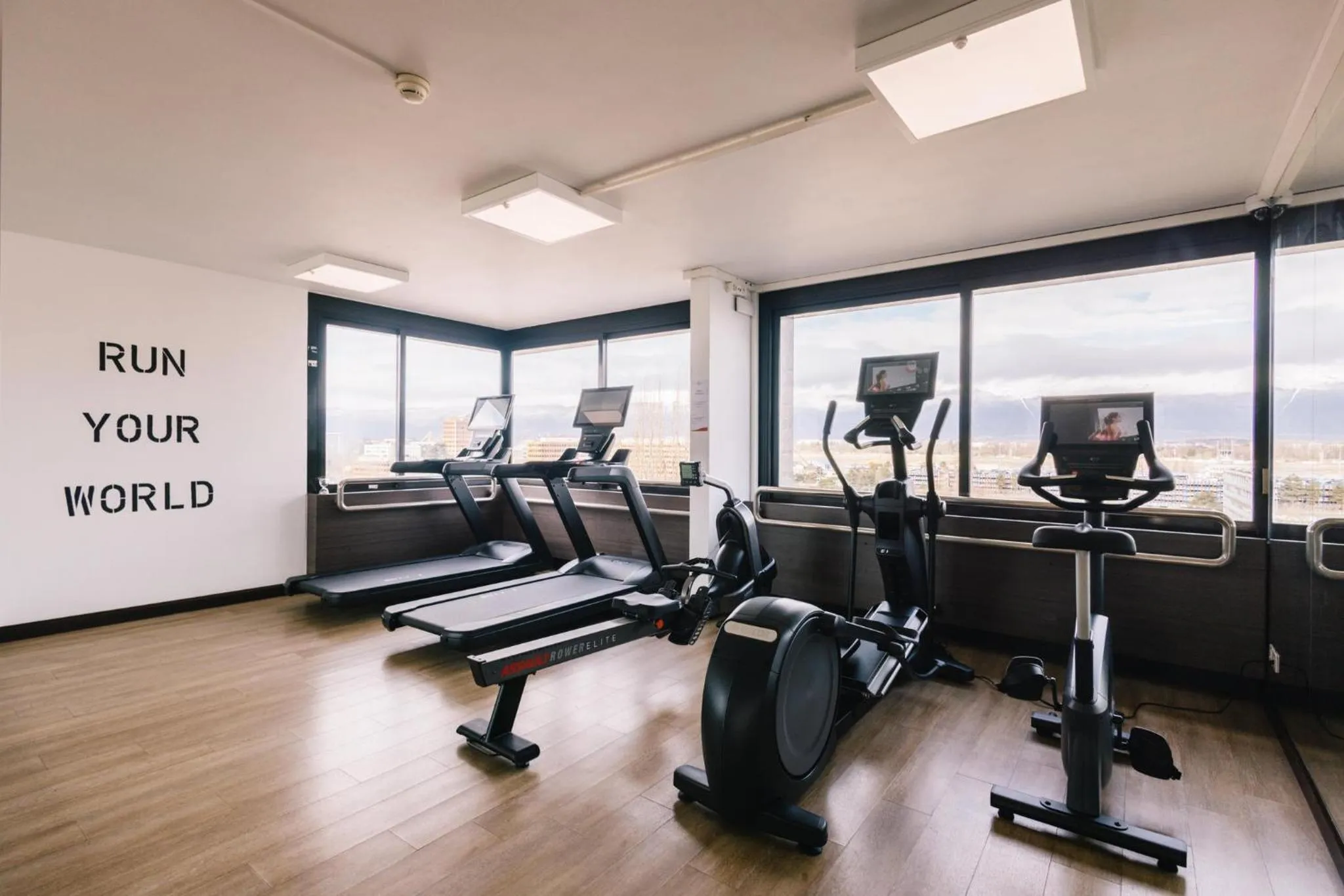 Spa and wellness centre/facilities in Crowne Plaza Geneva by IHG