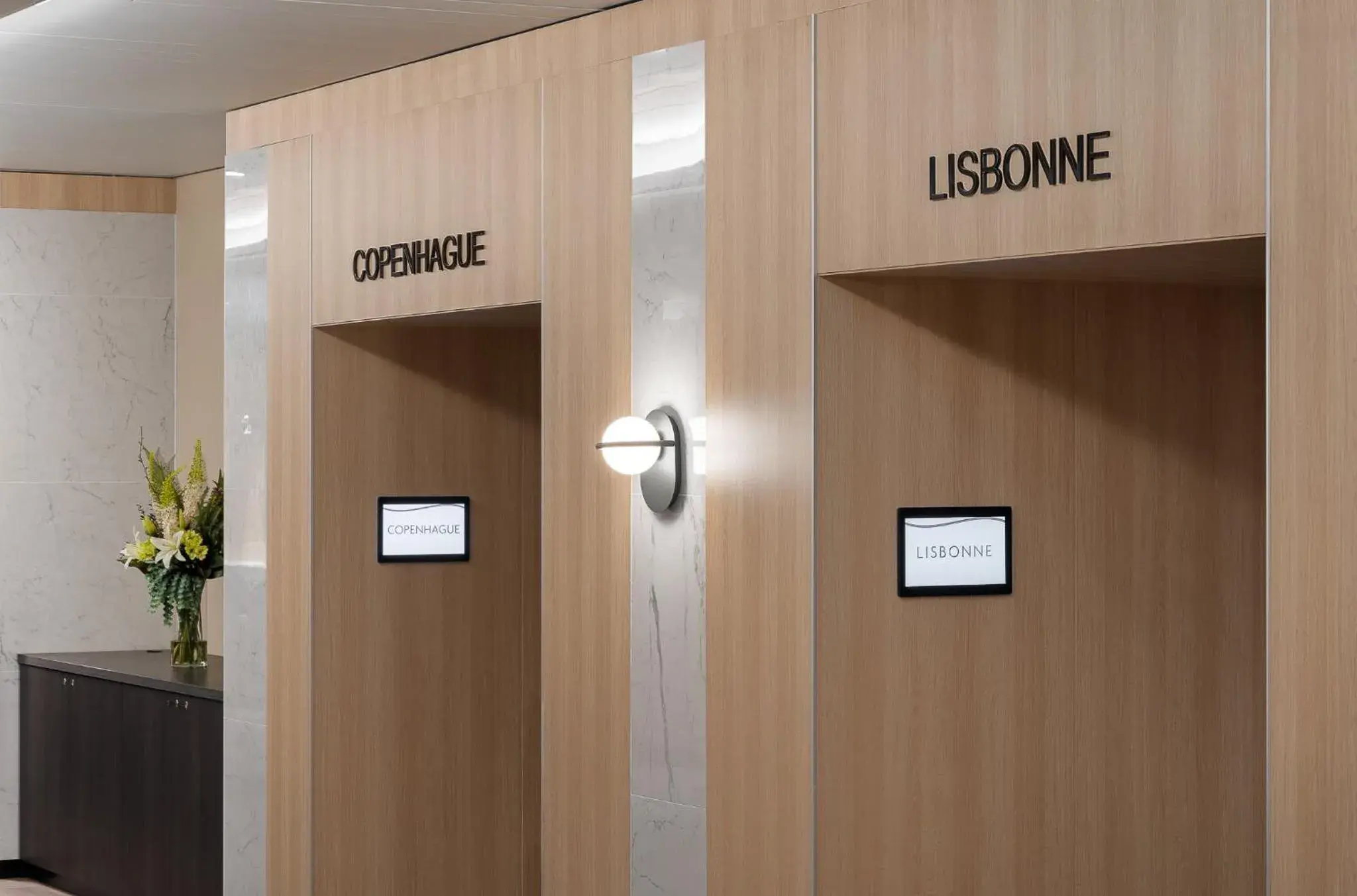 Restaurant/places to eat in Crowne Plaza Geneva by IHG Restaurant/places to eat in Crowne Plaza Geneva by IHG