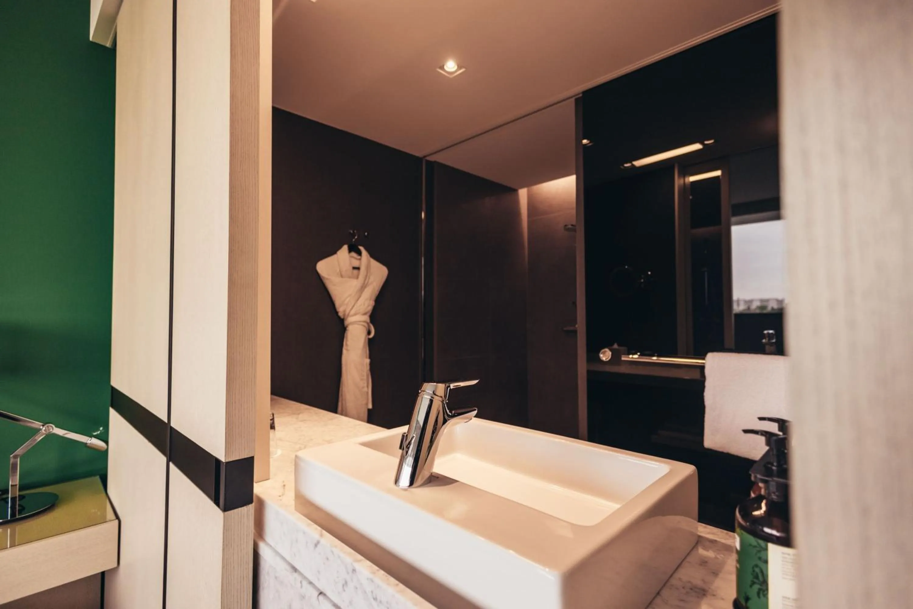 Photo of the whole room in Crowne Plaza Geneva by IHG