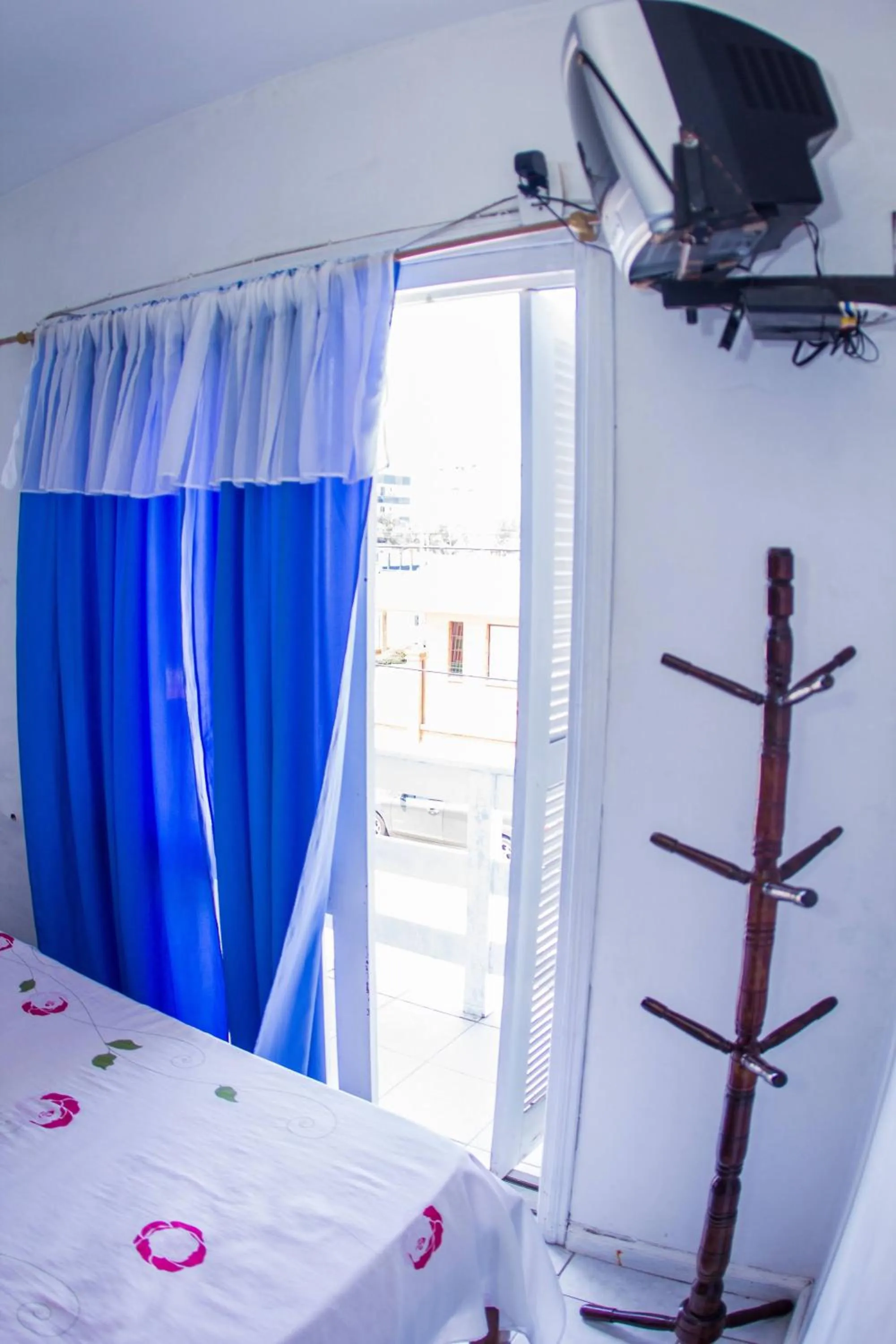 Communal lounge/ TV room, Bed in Hotel Recanto do Mar