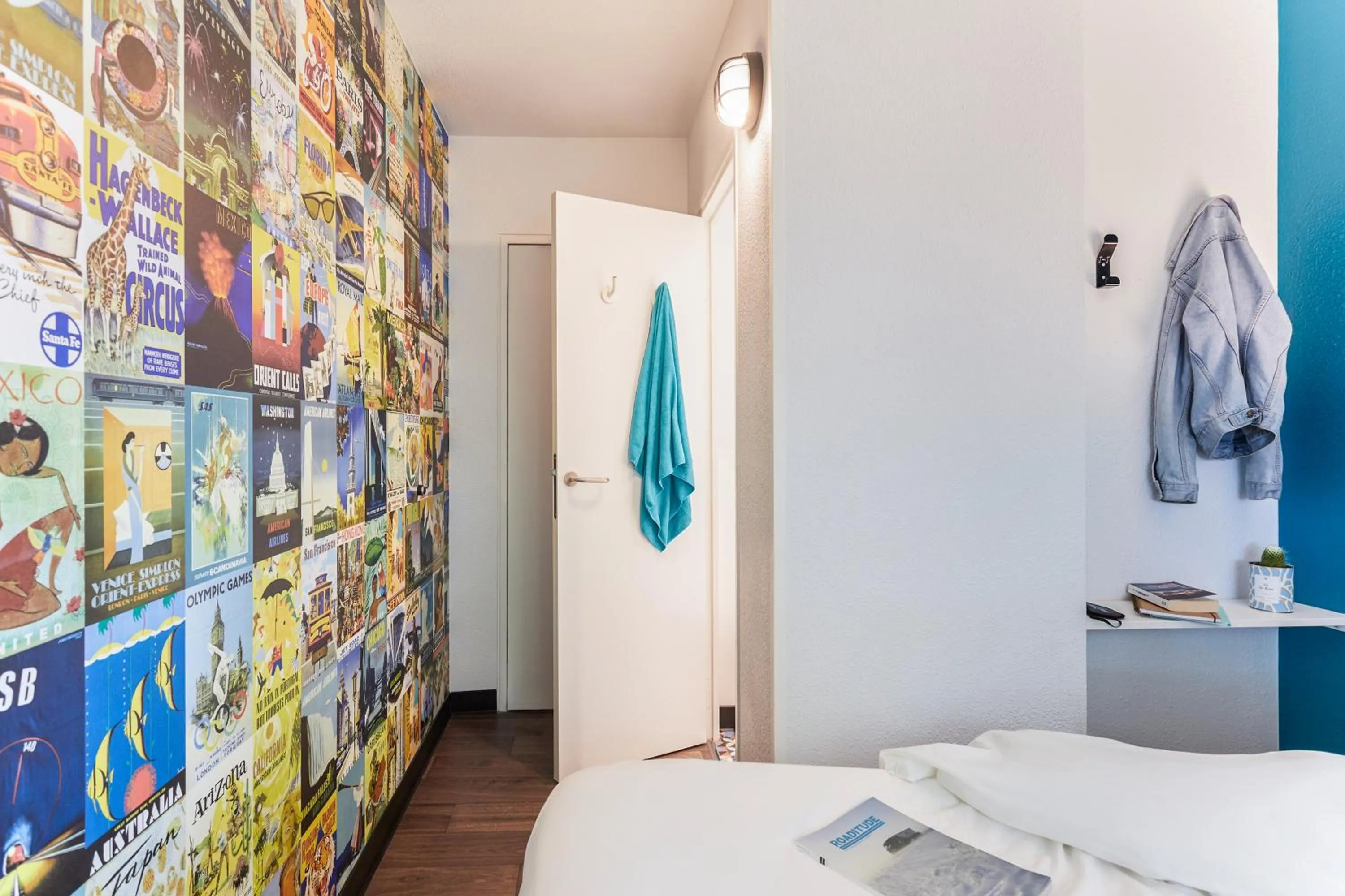 Bathroom, Bed in hotelF1 Villeneuve Loubet