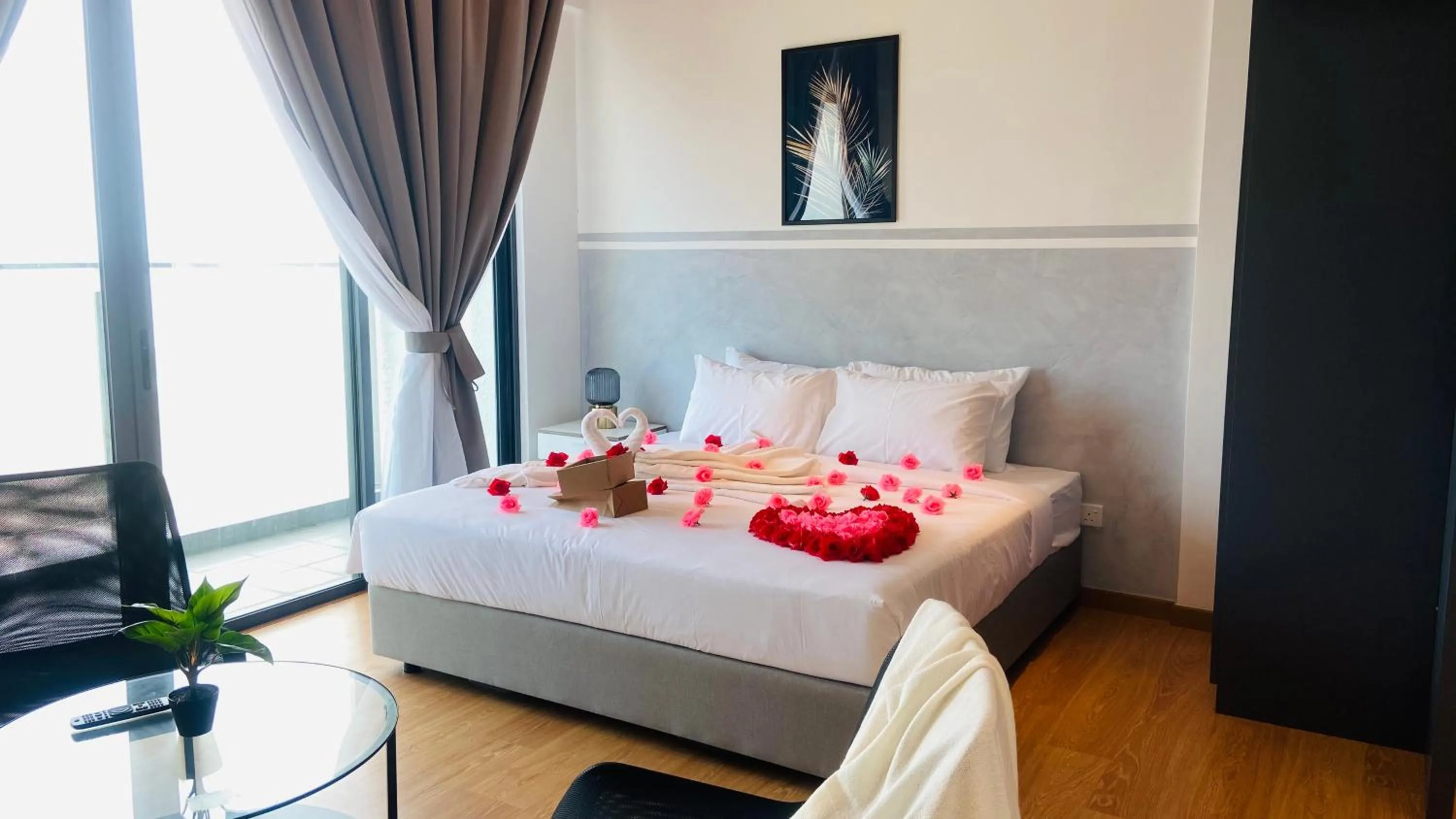 Photo of the whole room, Bed in Kuantan Imperium by Glex