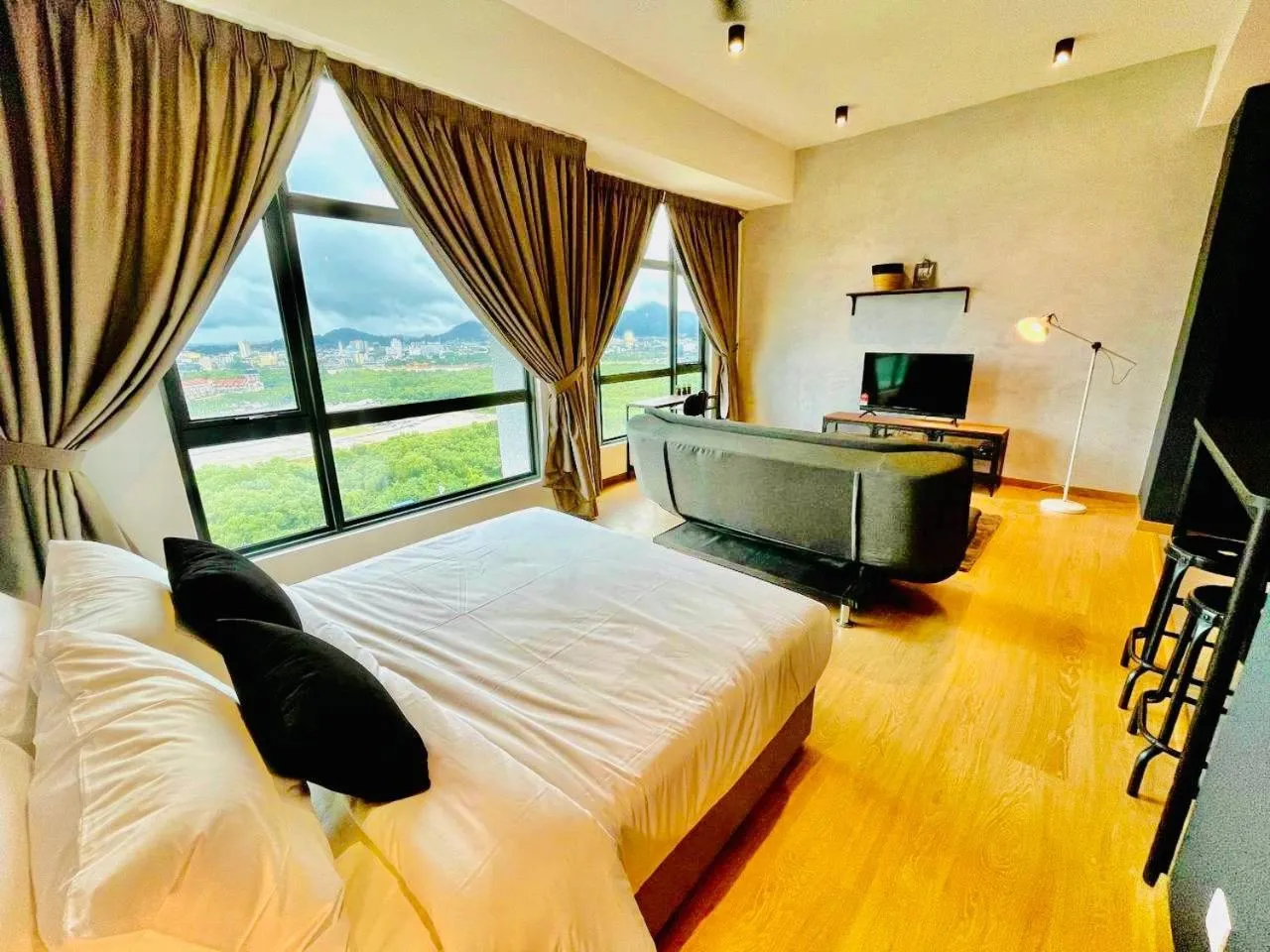 Photo of the whole room, Bed in Kuantan Imperium by Glex