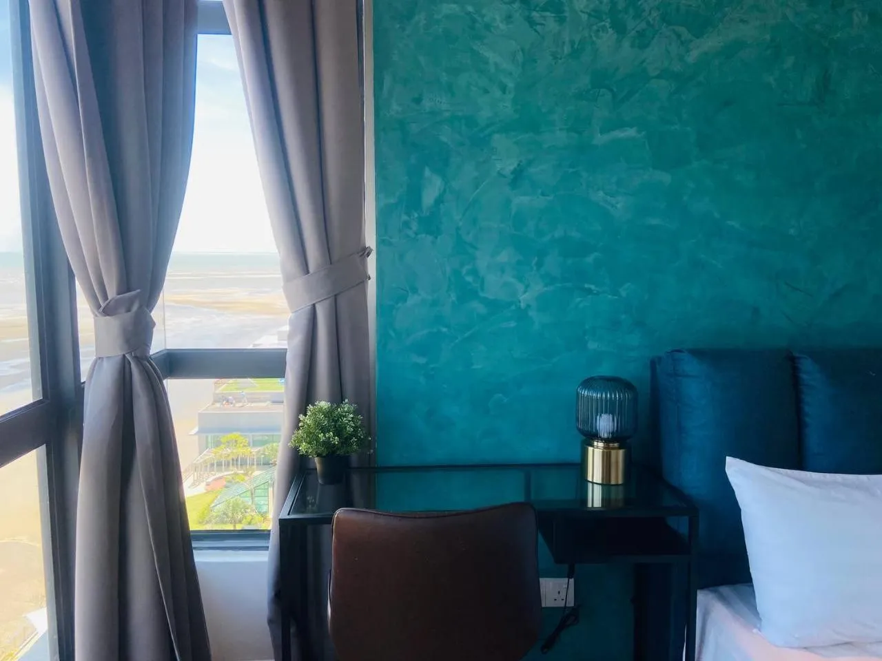 Seating area, Bed in Kuantan Imperium by Glex