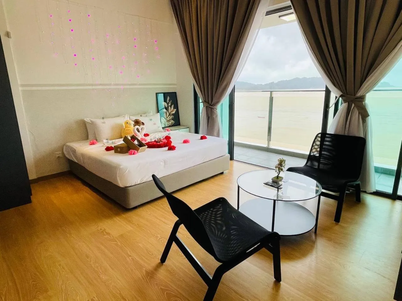 Sea view, Bed in Kuantan Imperium by Glex
