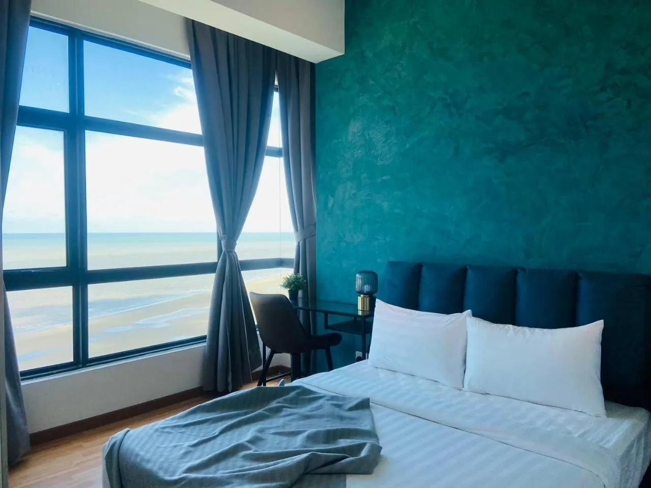 Sea view, Bed in Kuantan Imperium by Glex