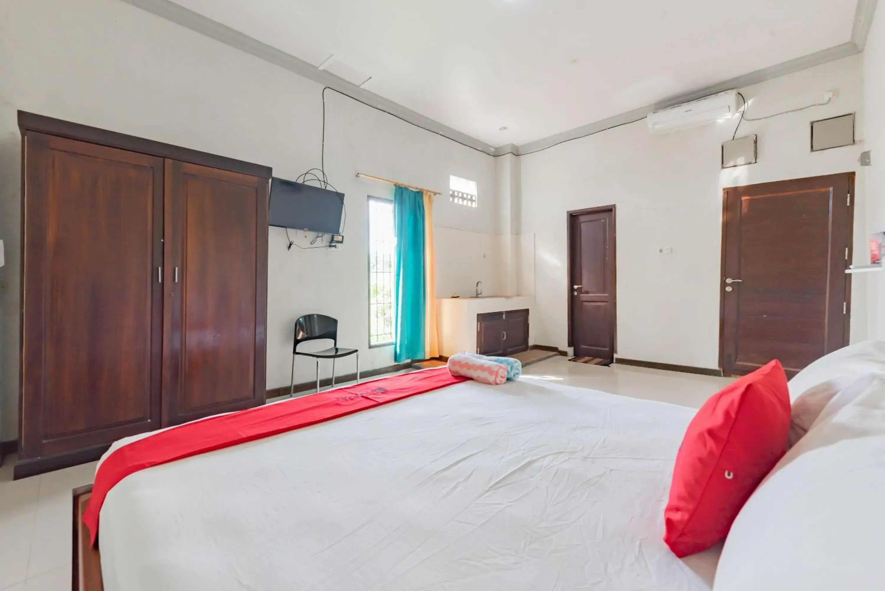Double Room in RedDoorz near GOR Sempaja Samarinda Double Room in RedDoorz near GOR Sempaja Samarinda