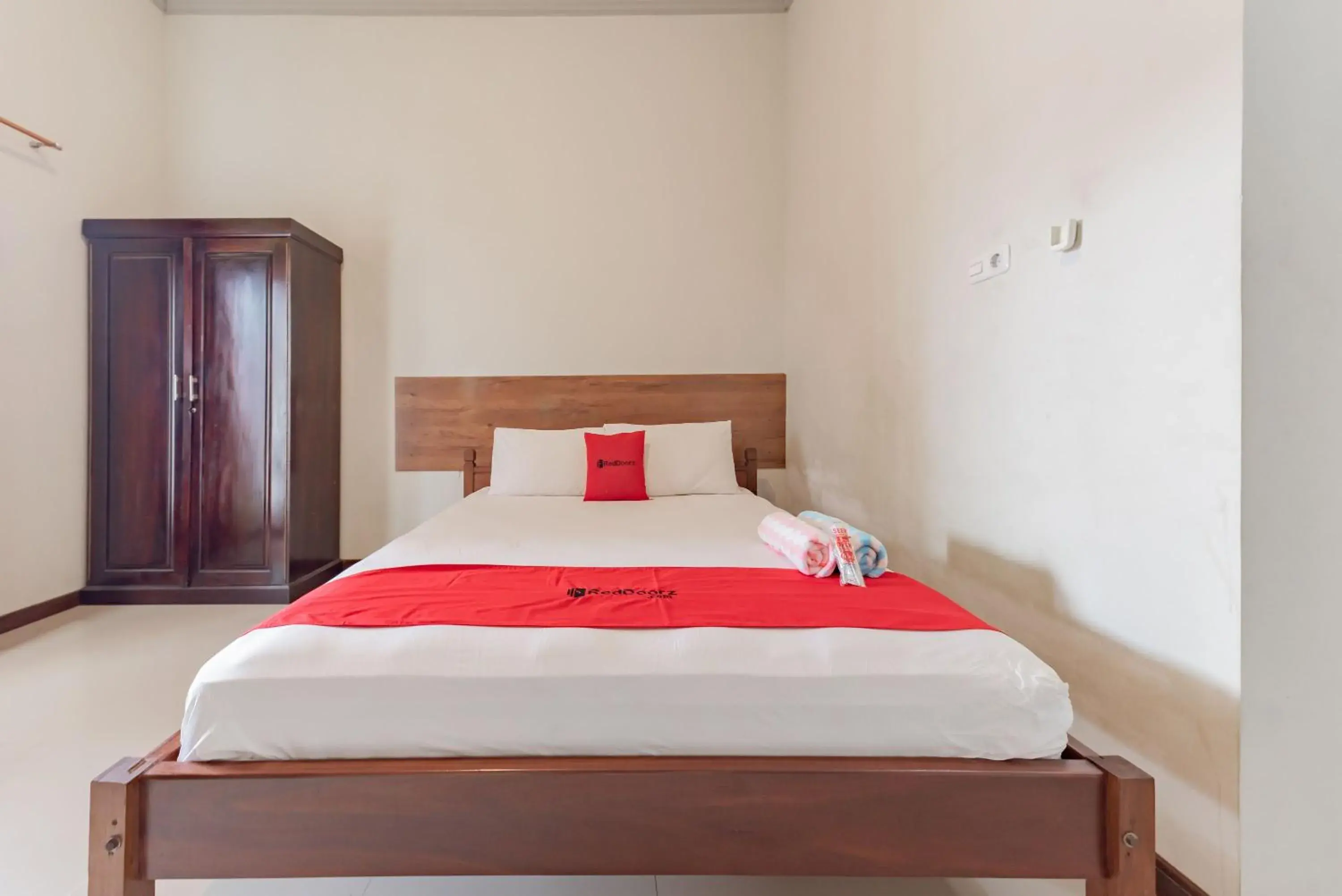 Bedroom, Bed in RedDoorz near GOR Sempaja Samarinda Bedroom, Bed in RedDoorz near GOR Sempaja Samarinda