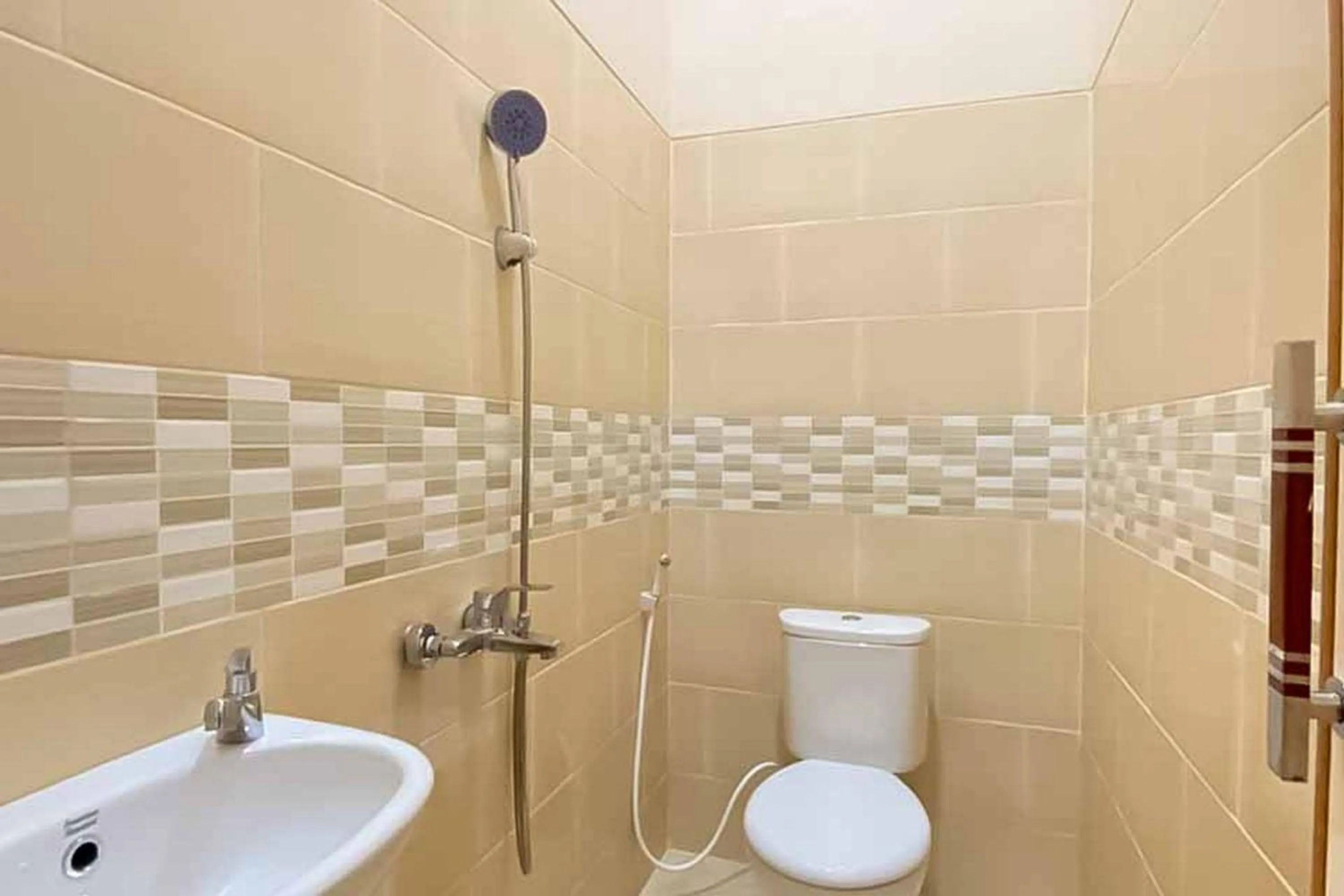 Bathroom in RedDoorz Plus at Permata Gueshouse Lampung