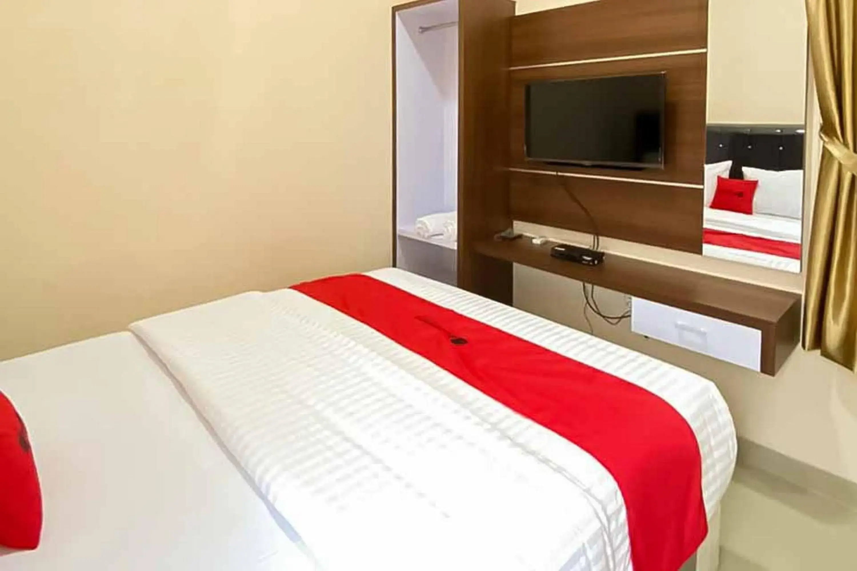 Double Room in RedDoorz Plus at Permata Gueshouse Lampung Double Room in RedDoorz Plus at Permata Gueshouse Lampung