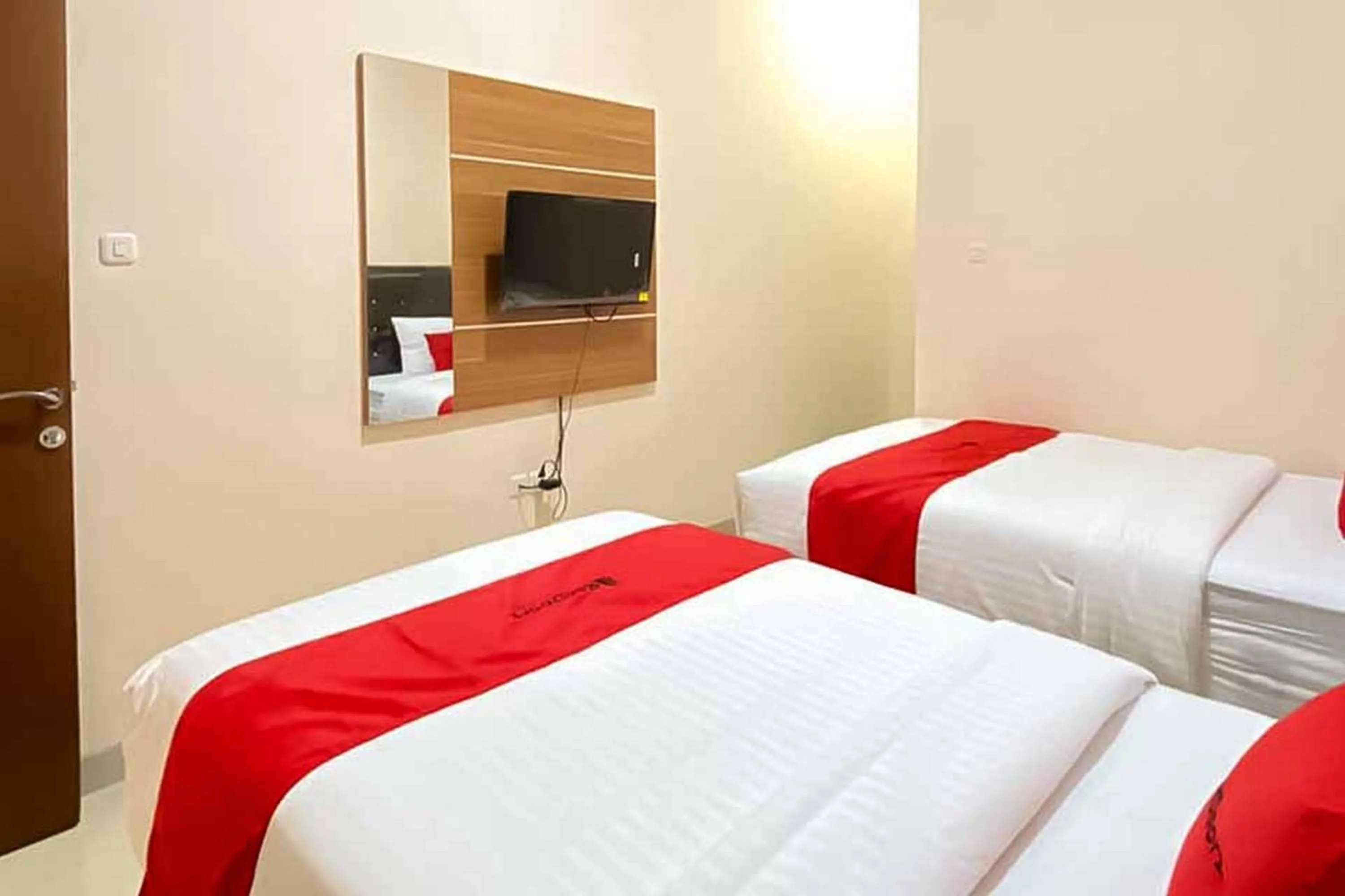 Bed in RedDoorz Plus at Permata Gueshouse Lampung
