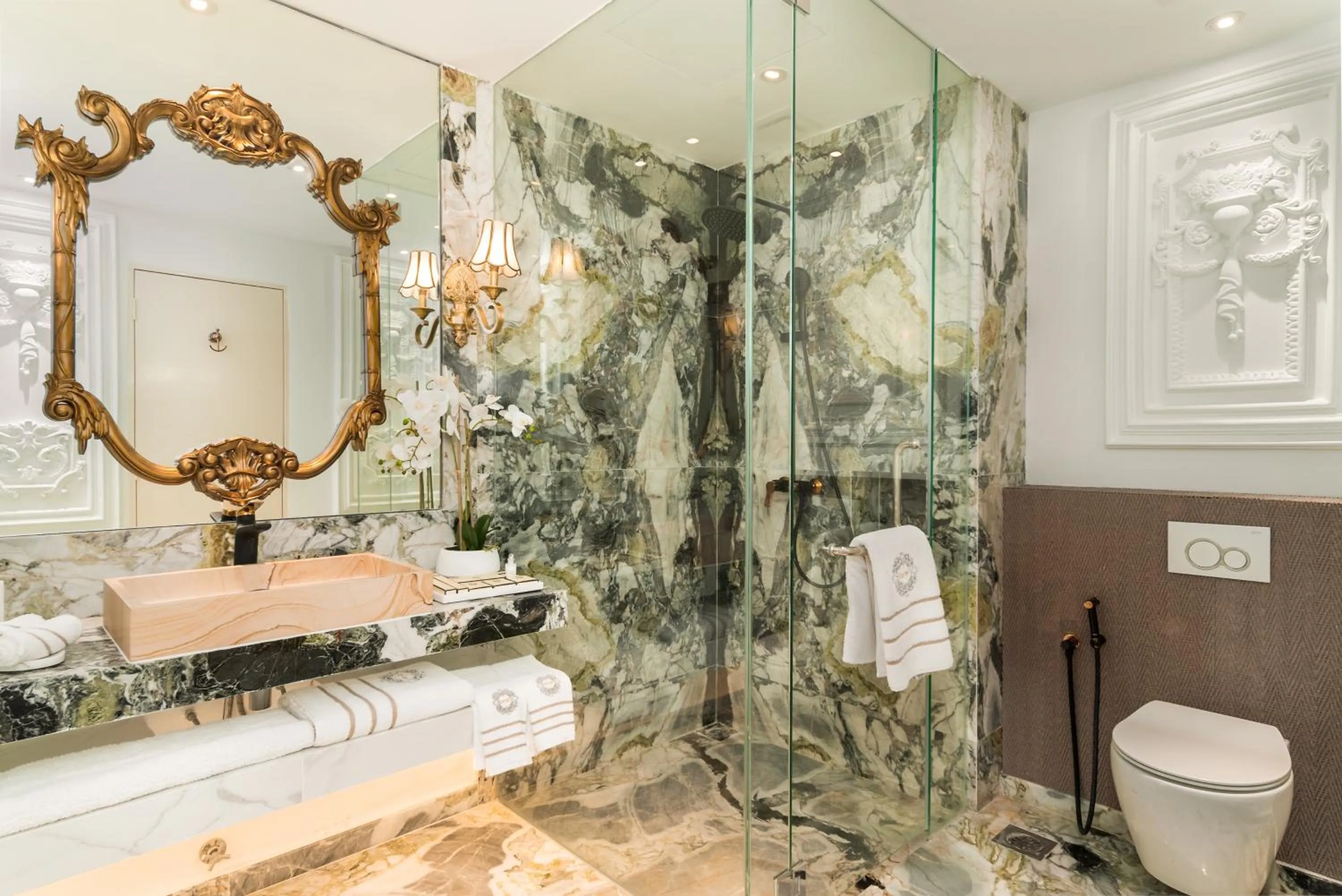 Shower in arte by Thomas Chan