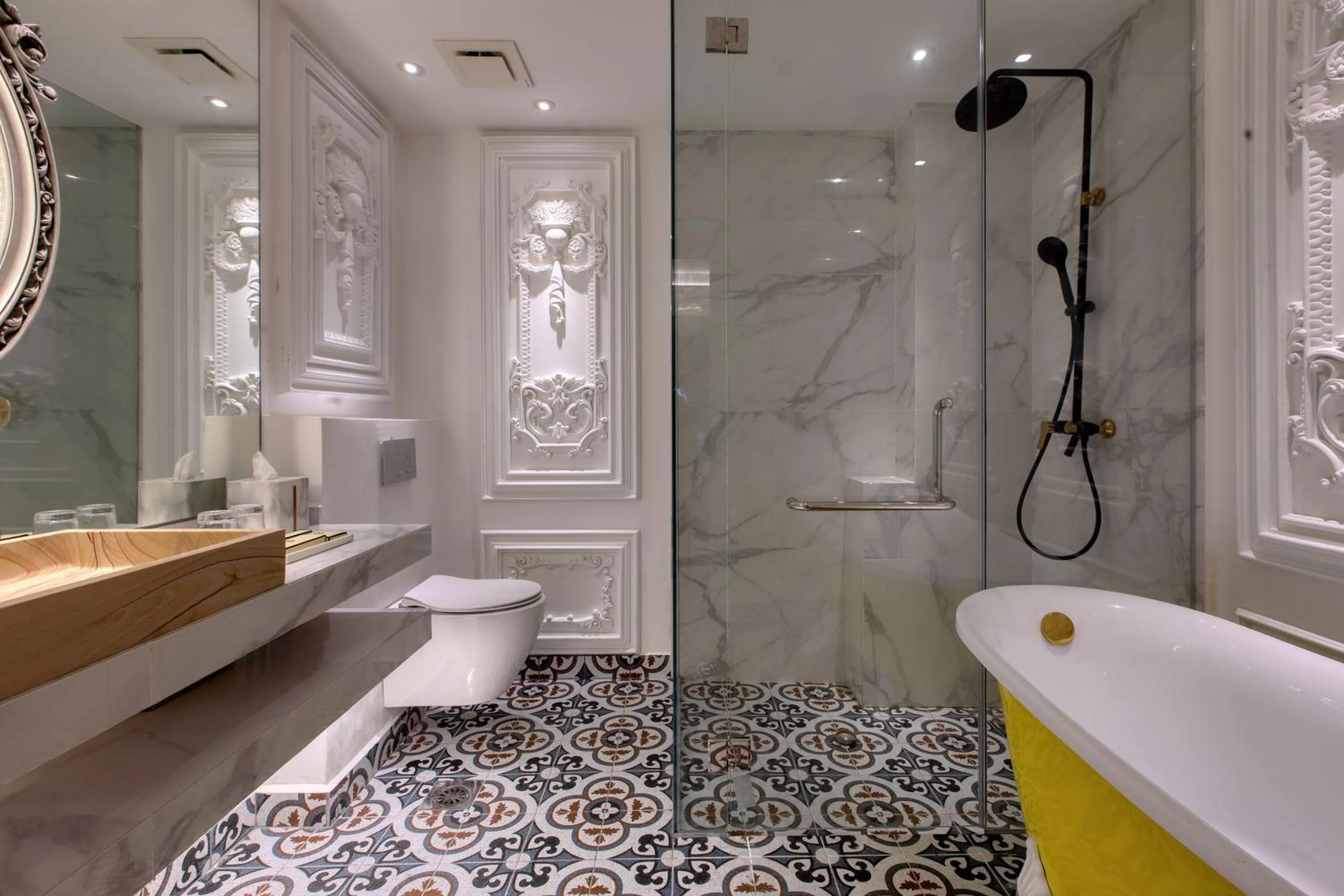 Shower in arte by Thomas Chan