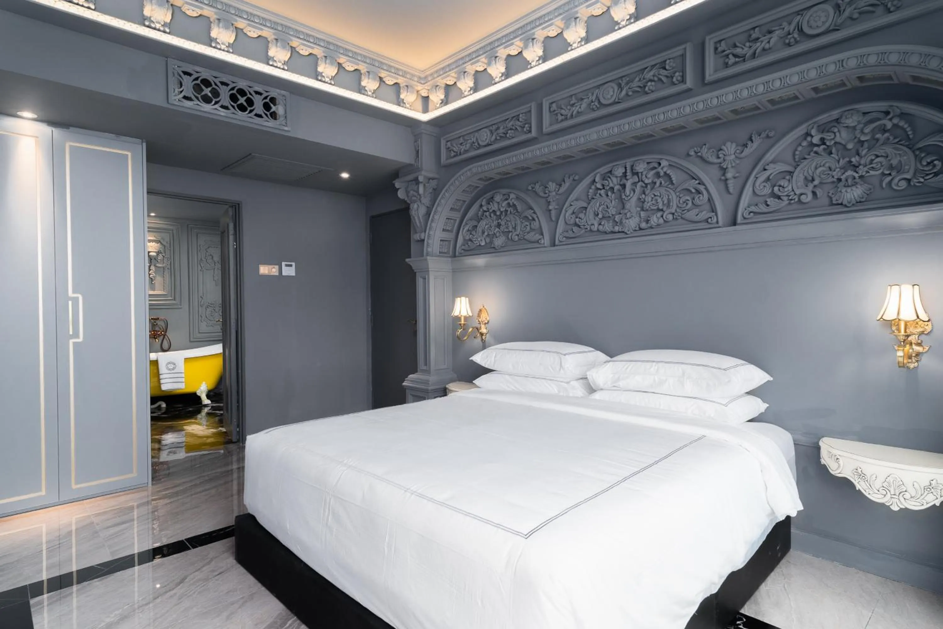 Bedroom, Bed in arte by Thomas Chan