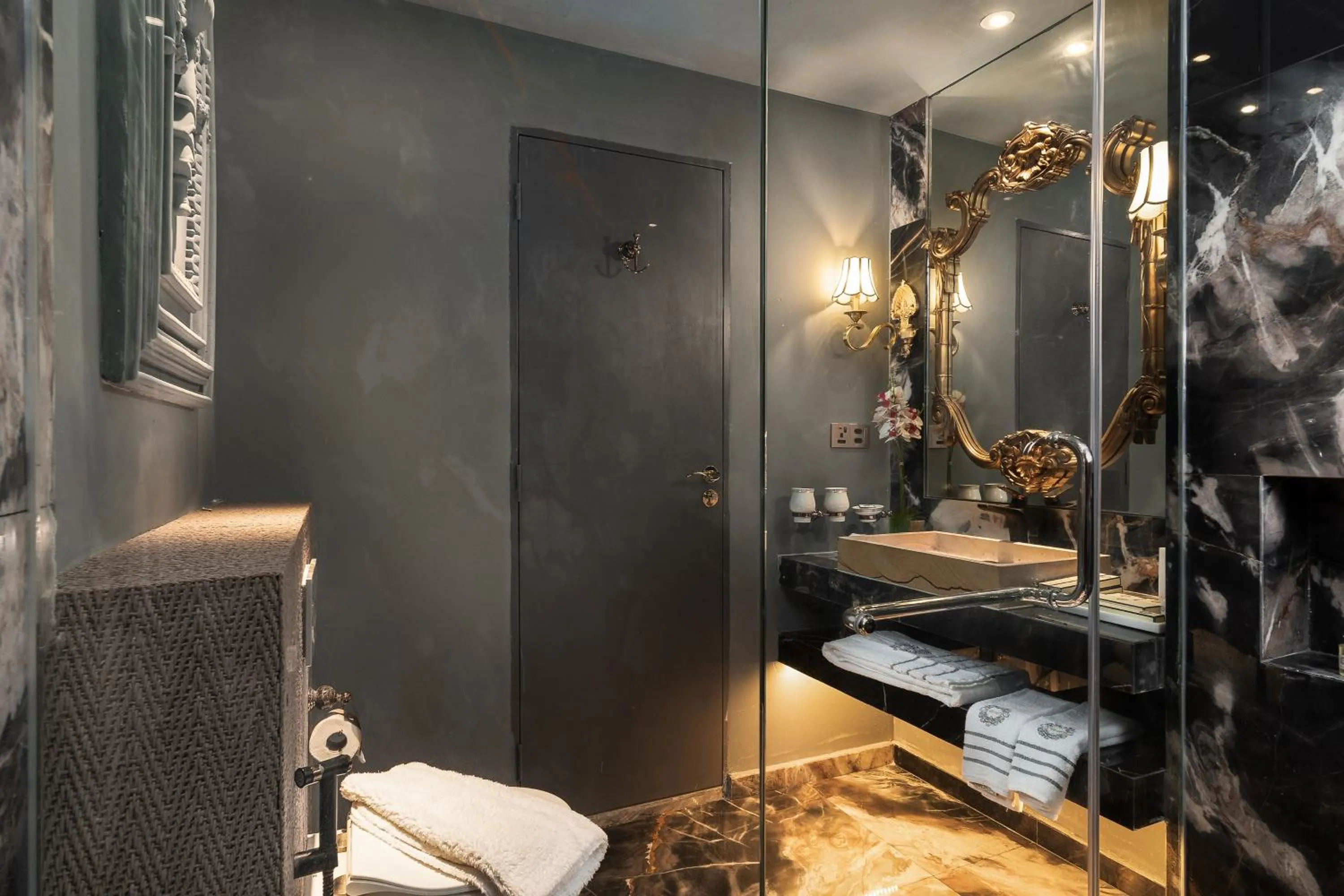 Shower in arte by Thomas Chan