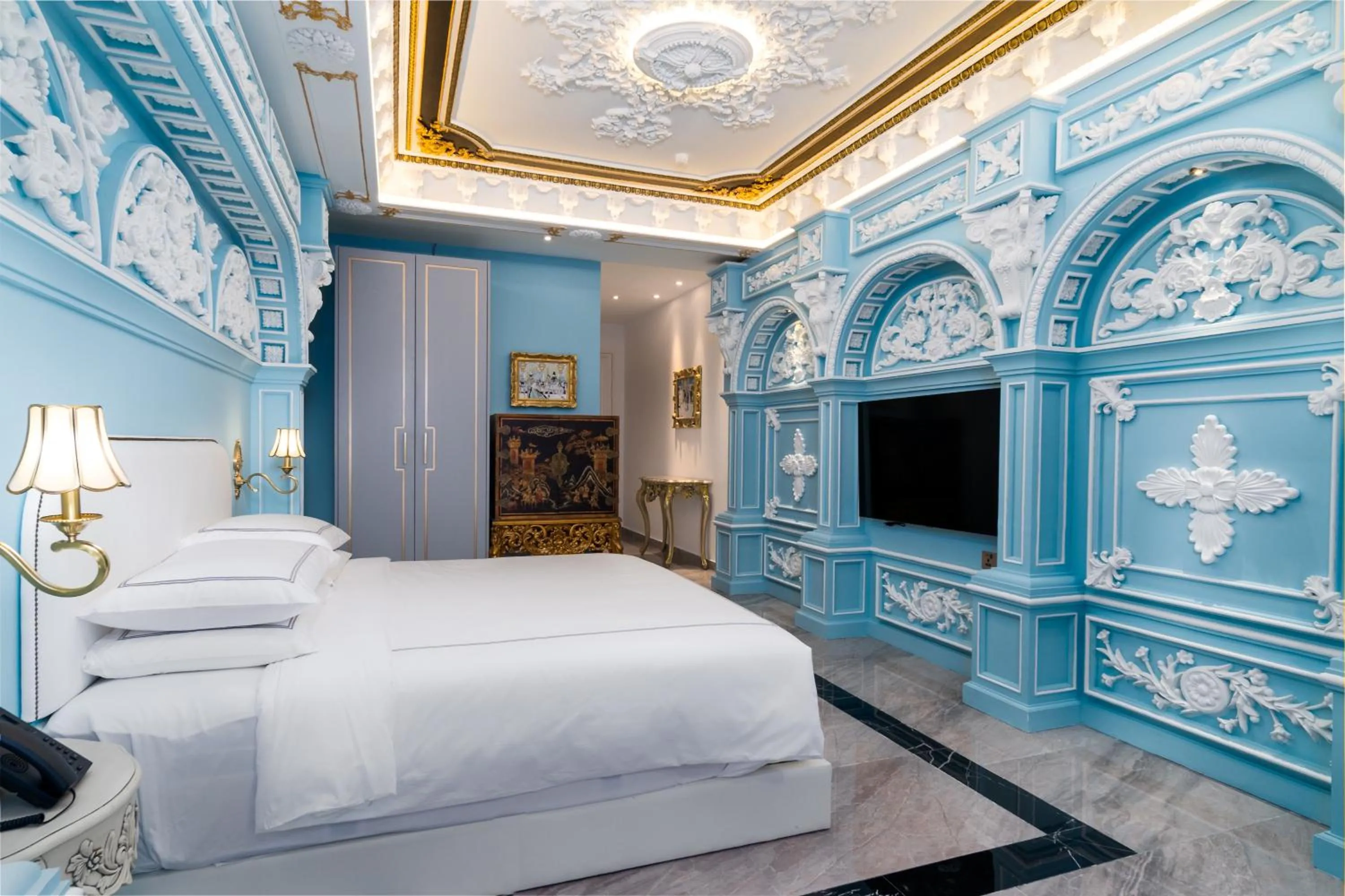 Photo of the whole room, Bed in arte by Thomas Chan