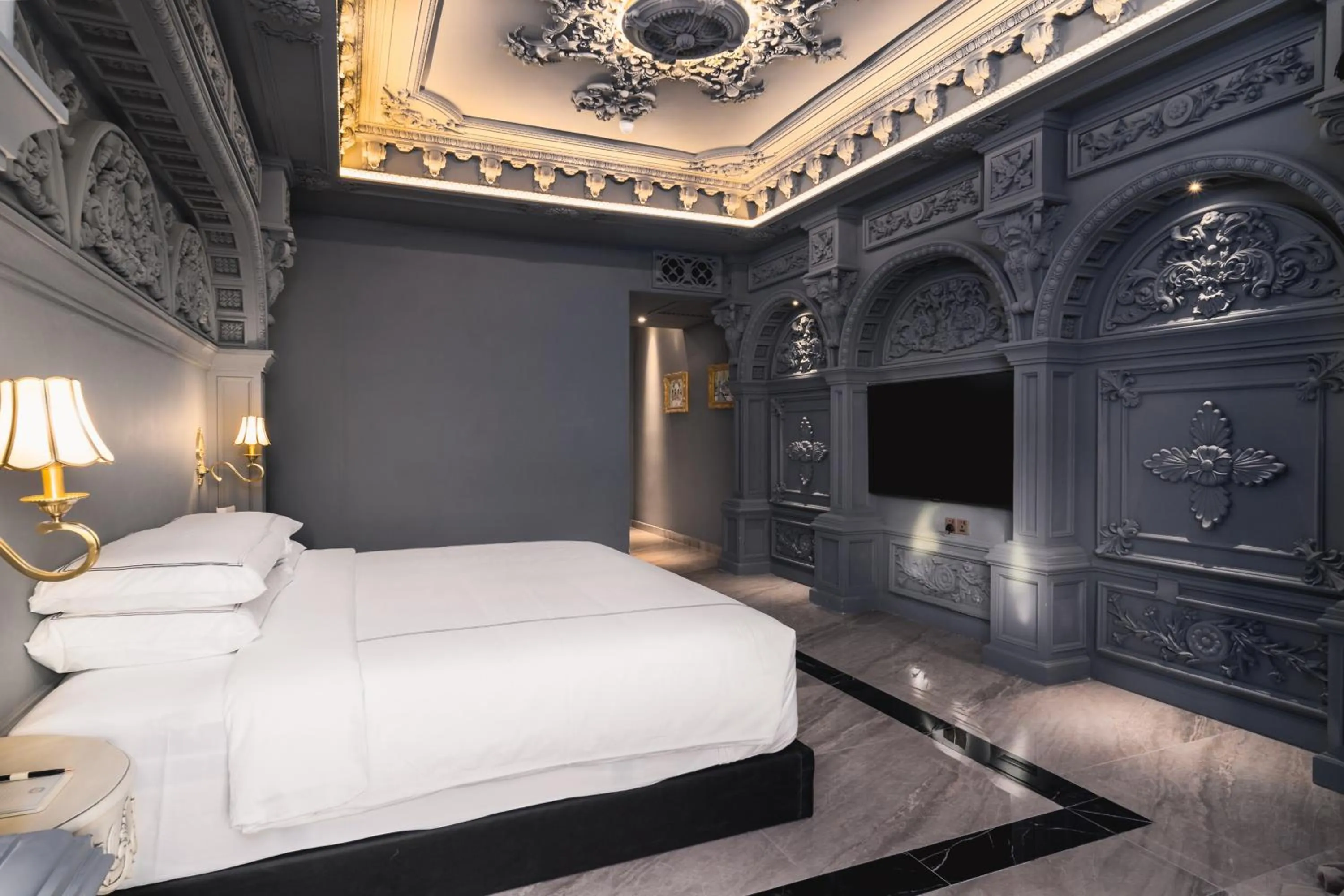 Bedroom, Bed in arte by Thomas Chan