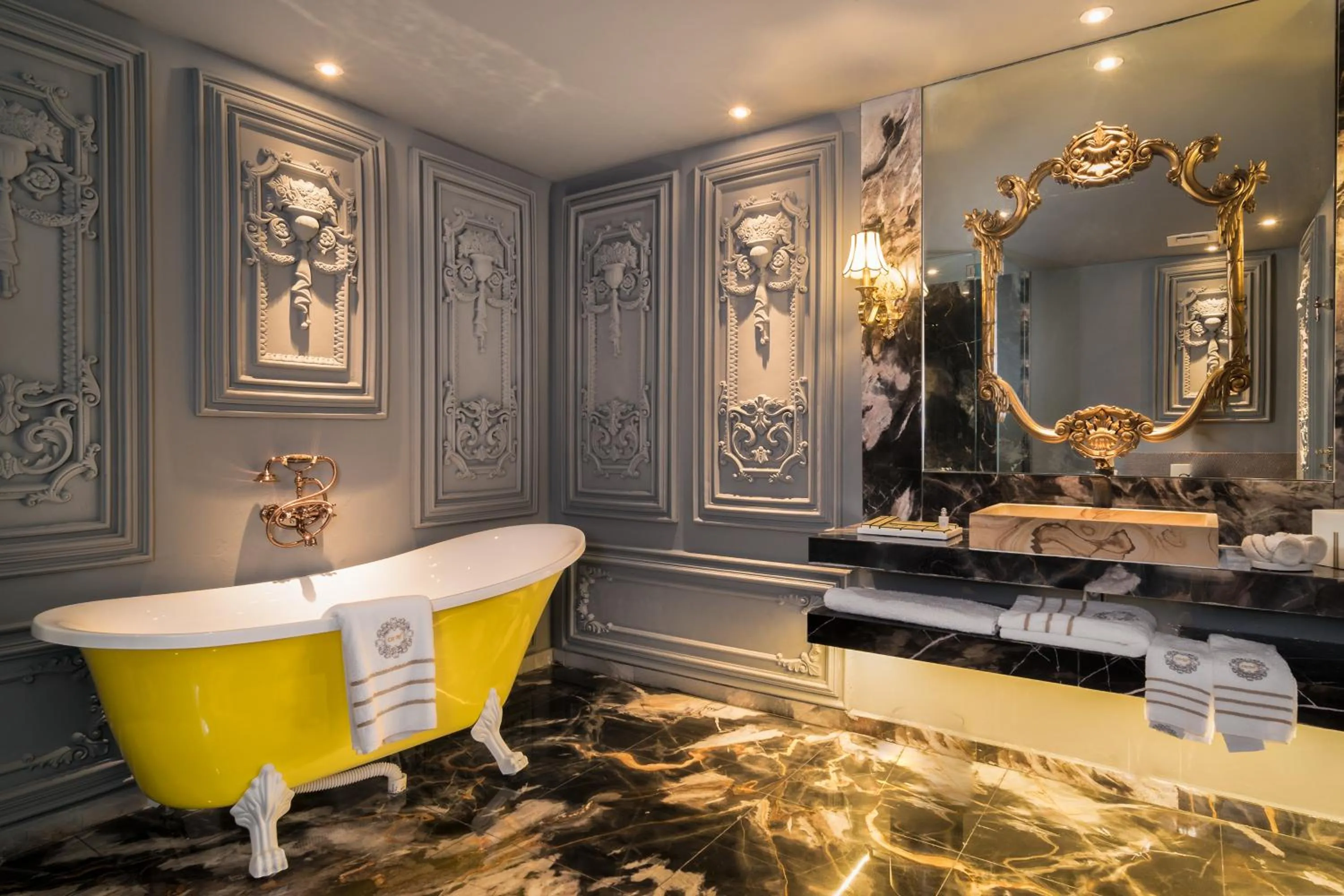 Bathroom in arte by Thomas Chan