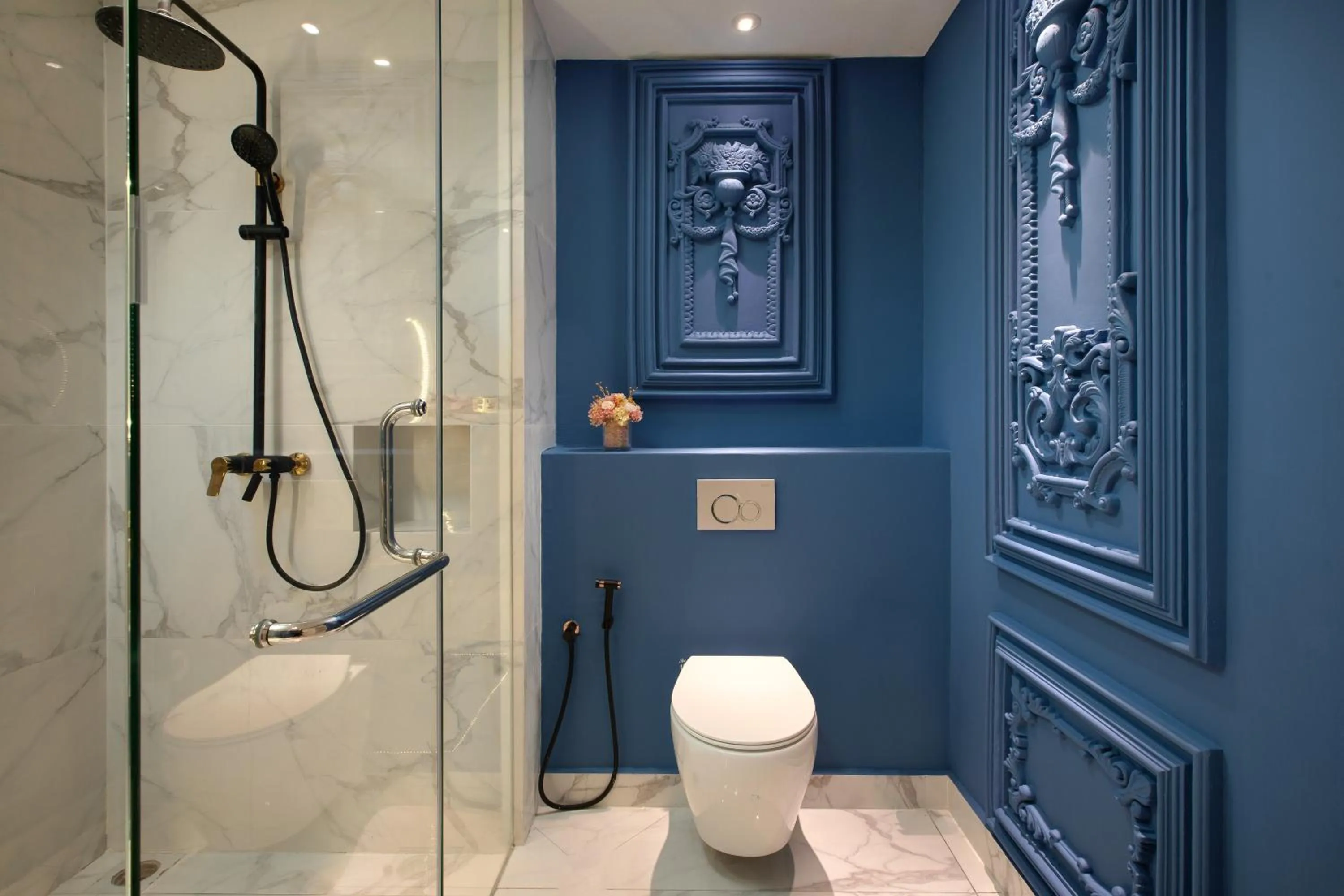 Shower in arte by Thomas Chan