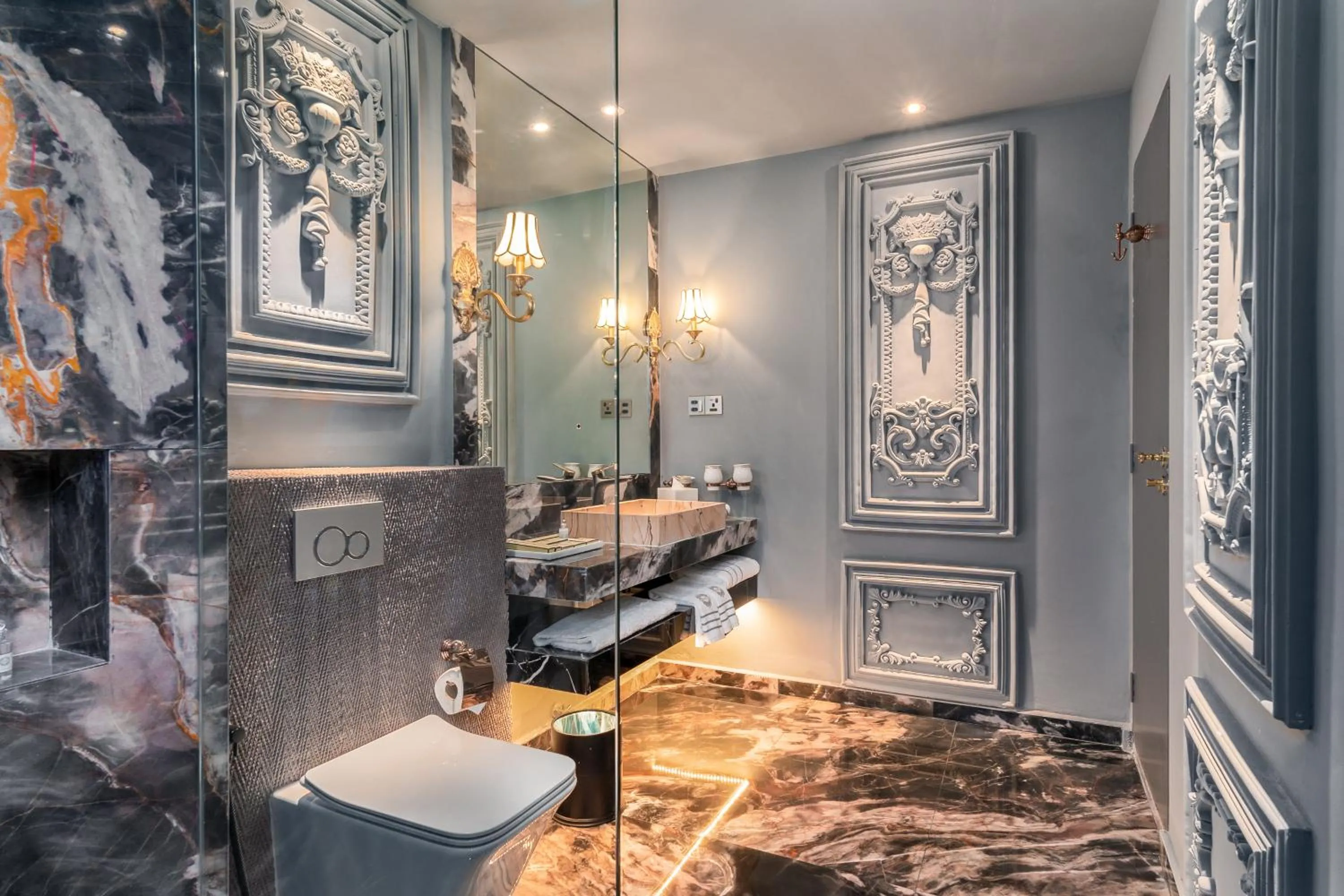 Bathroom in arte by Thomas Chan