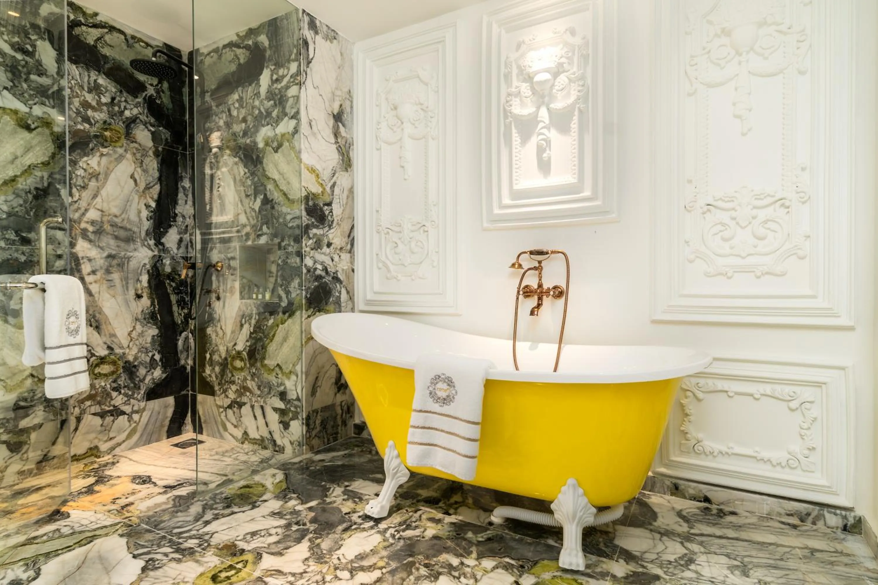 Bathroom in arte by Thomas Chan