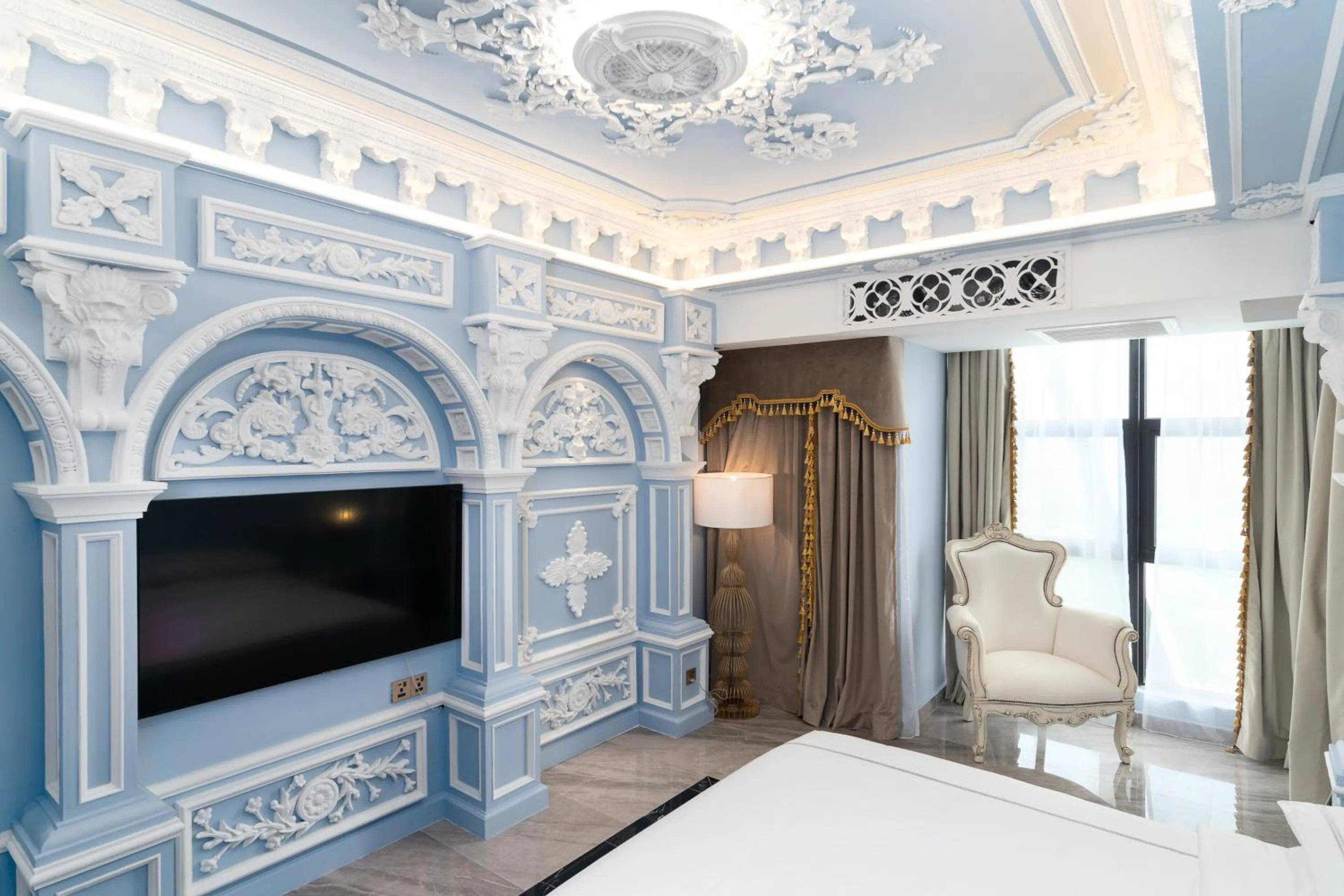 Seating area, Bed in arte by Thomas Chan