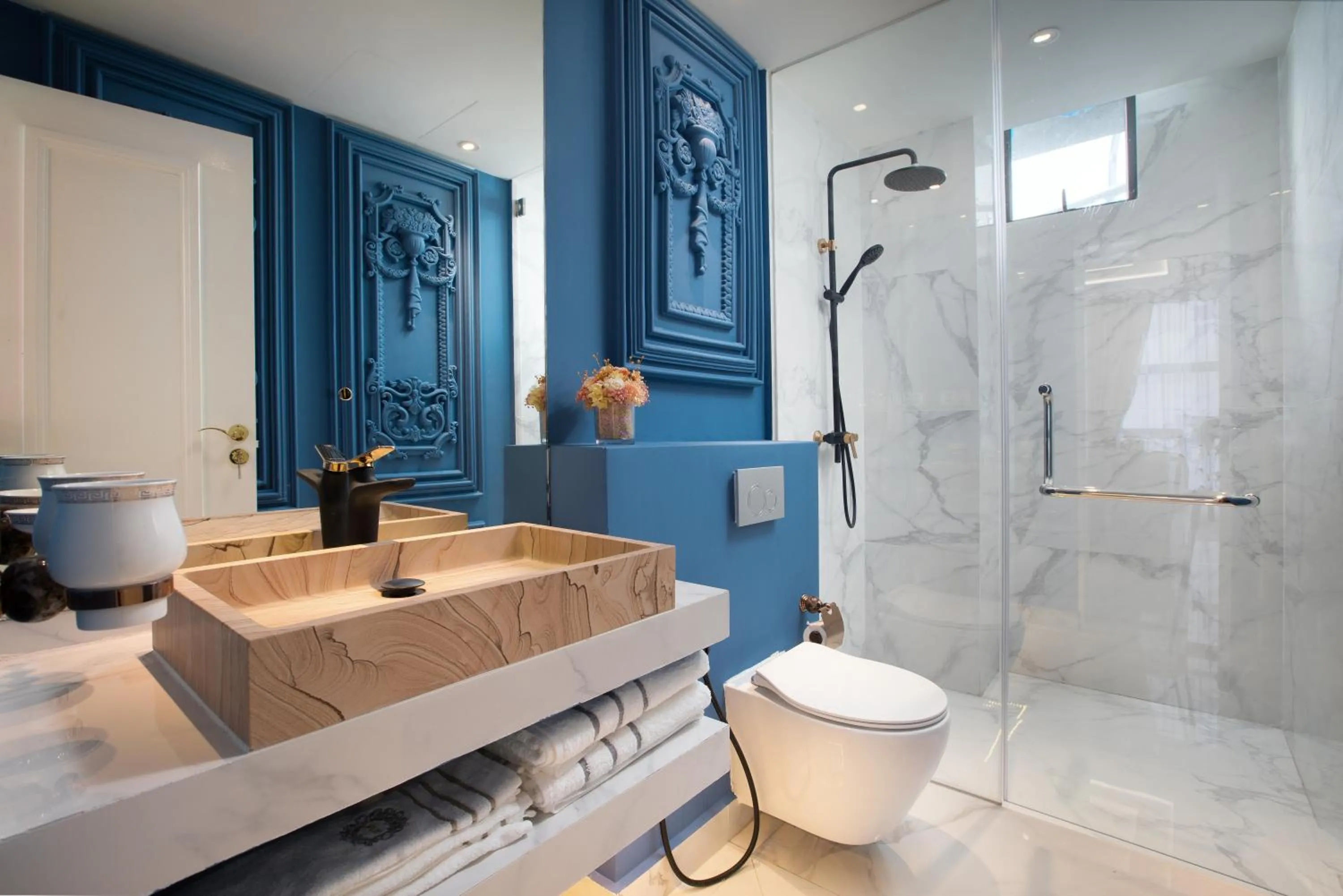 Shower in arte by Thomas Chan