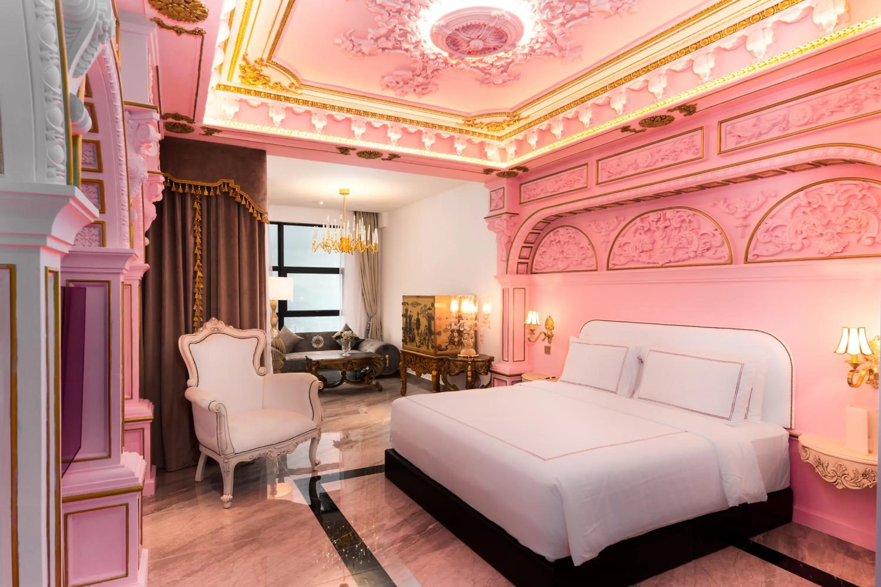 Photo of the whole room, Bed in arte by Thomas Chan