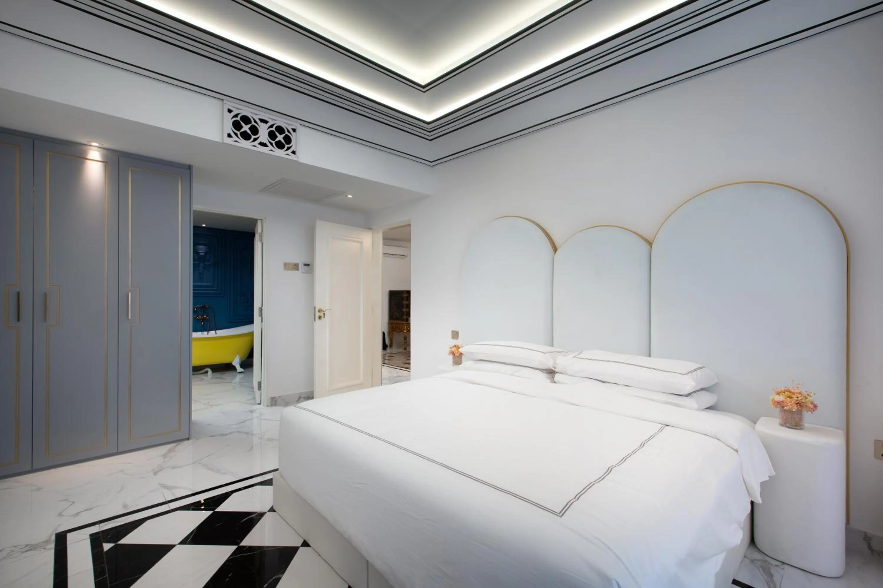 Bedroom, Bed in arte by Thomas Chan