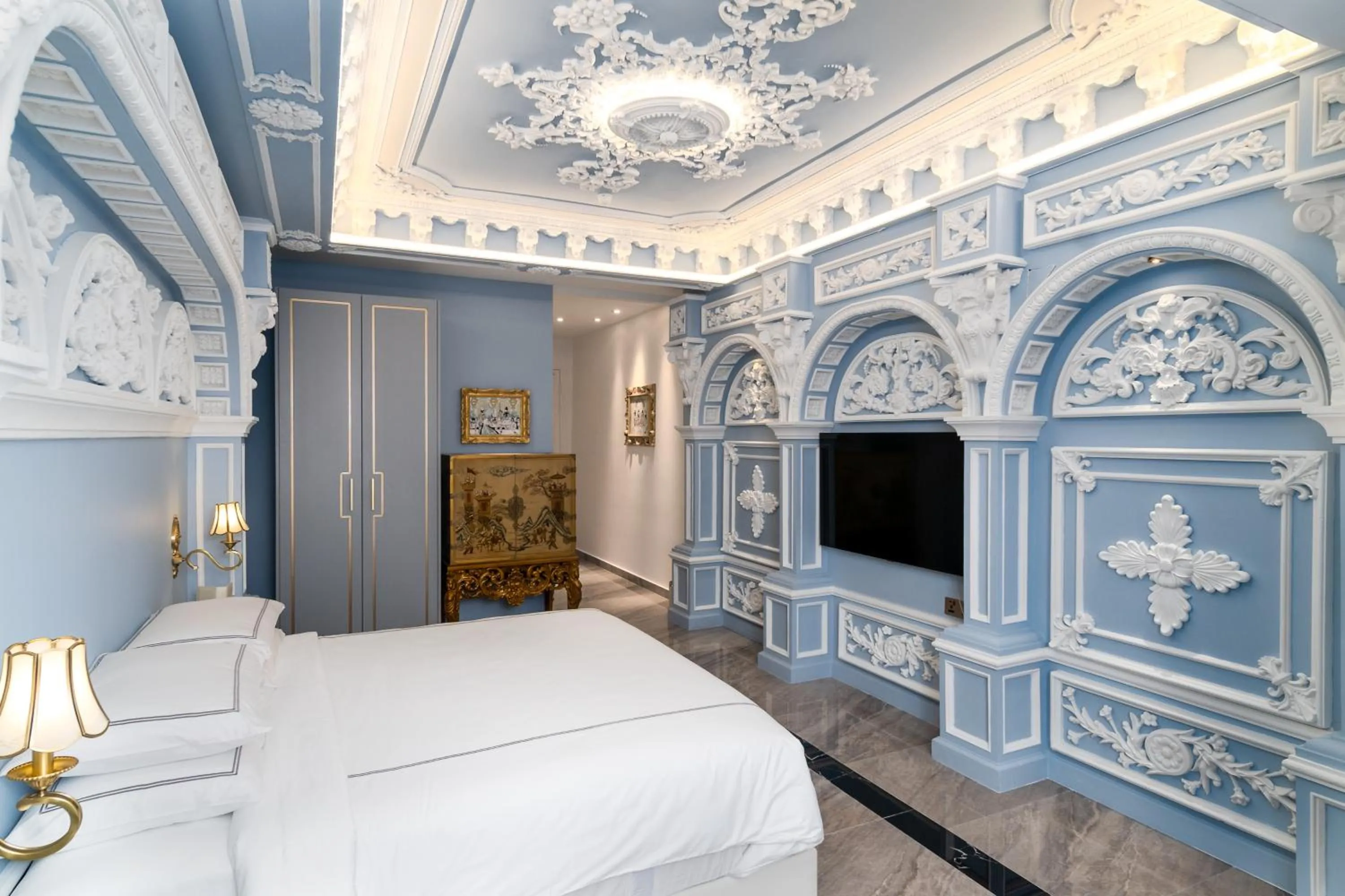 Photo of the whole room, Bed in arte by Thomas Chan