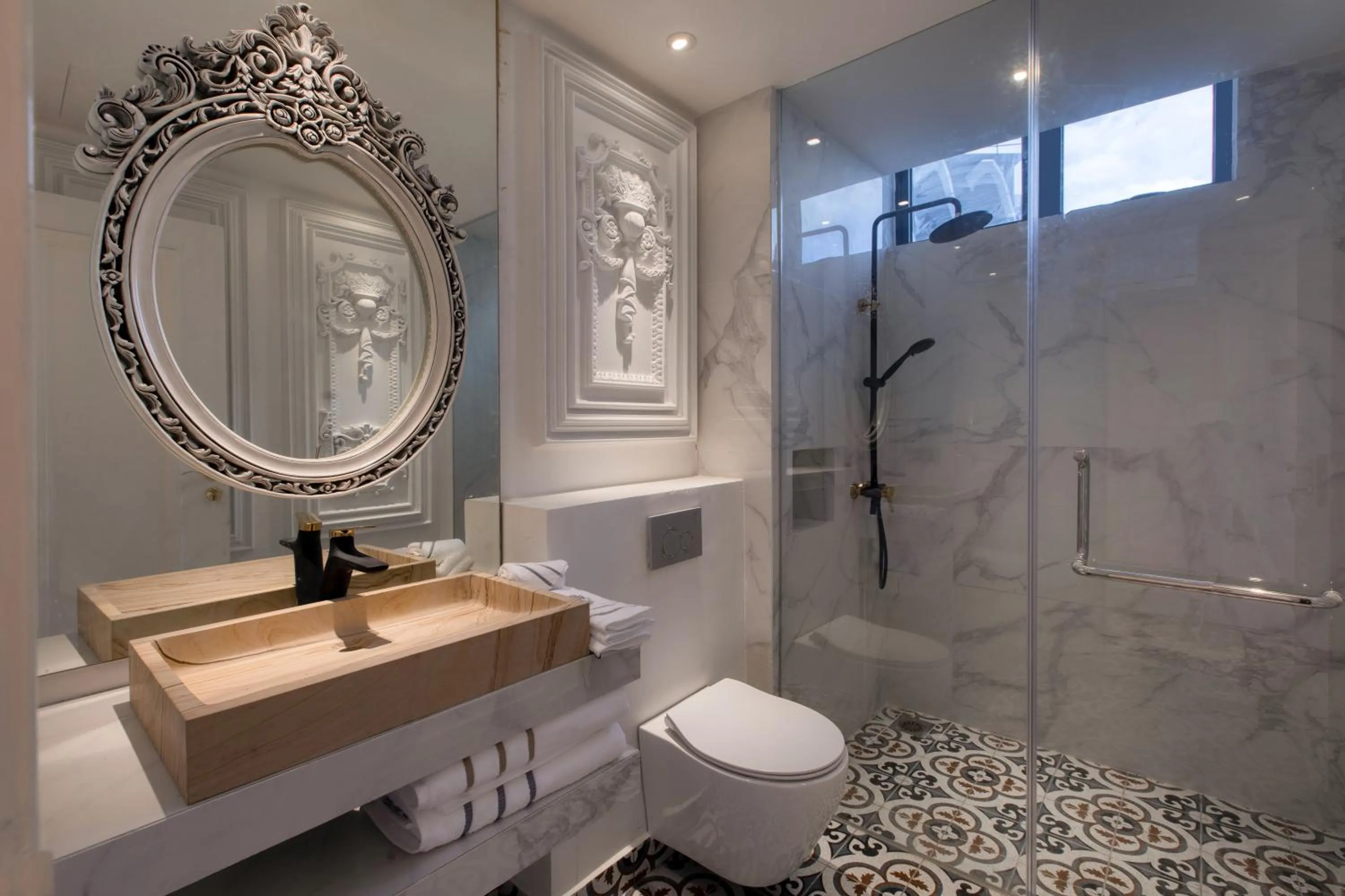 Shower in arte by Thomas Chan