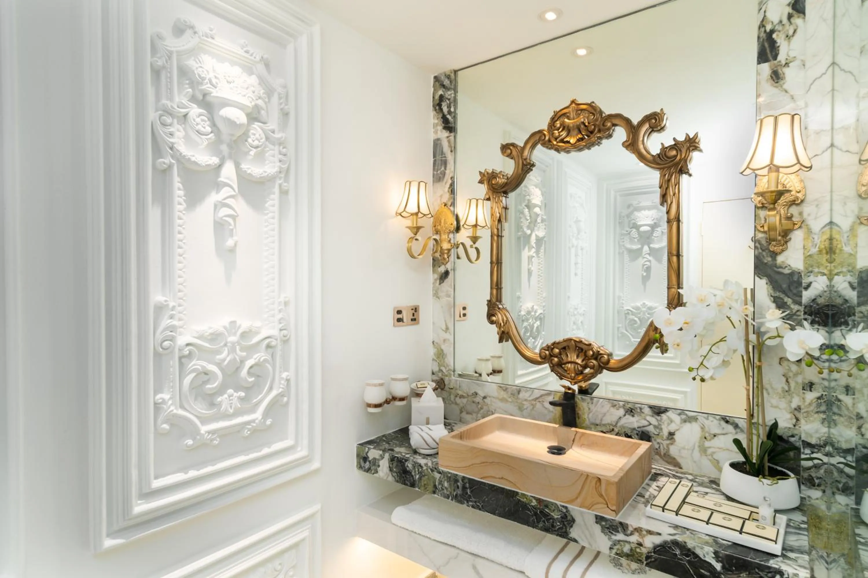 Bathroom in arte by Thomas Chan