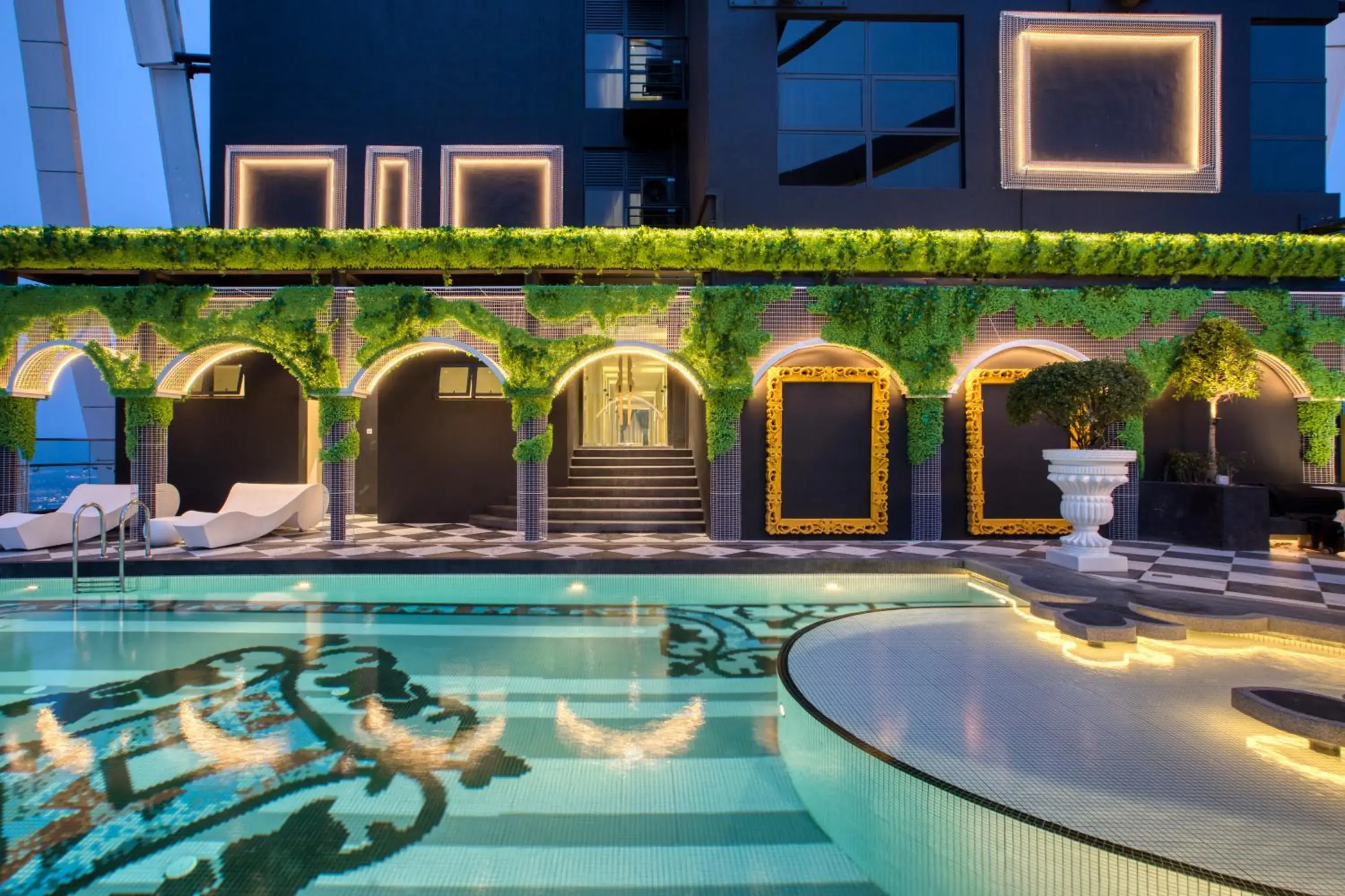 Swimming pool in arte by Thomas Chan Swimming pool in arte by Thomas Chan