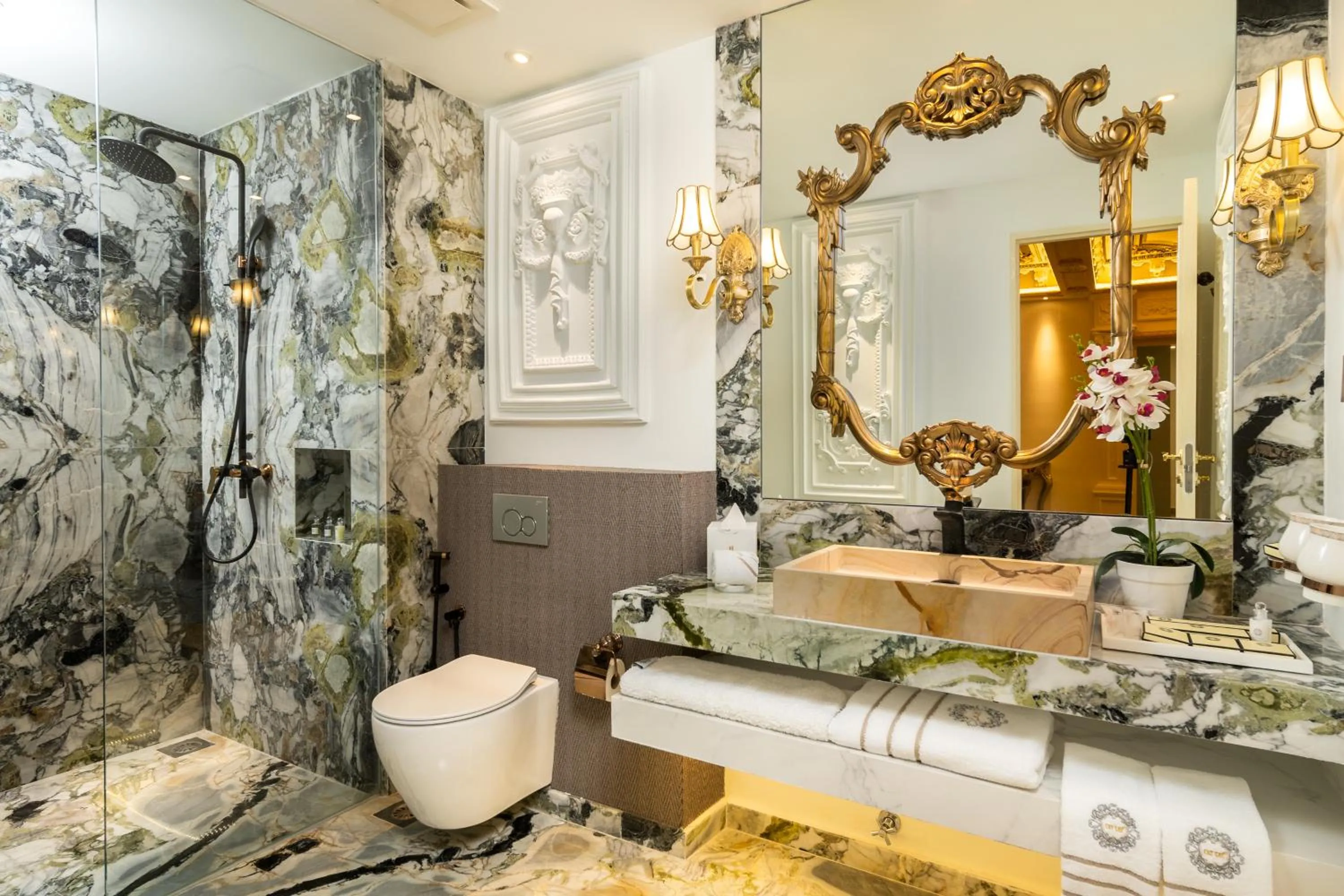 Bathroom in arte by Thomas Chan