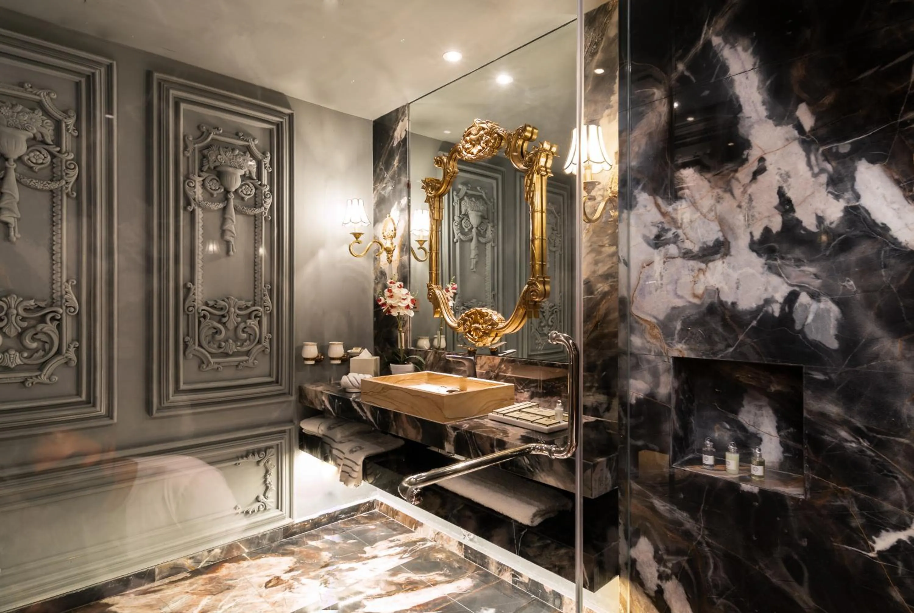 Bathroom in arte by Thomas Chan