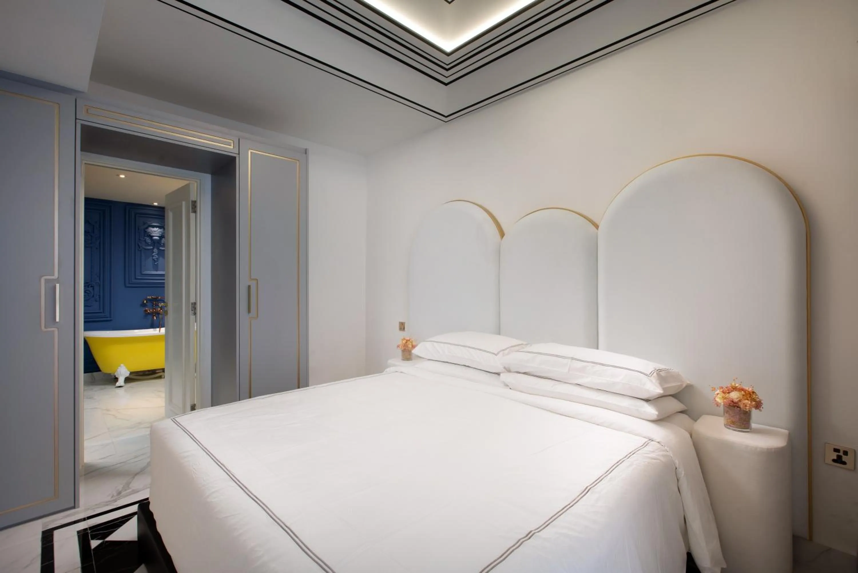 Bedroom, Bed in arte by Thomas Chan