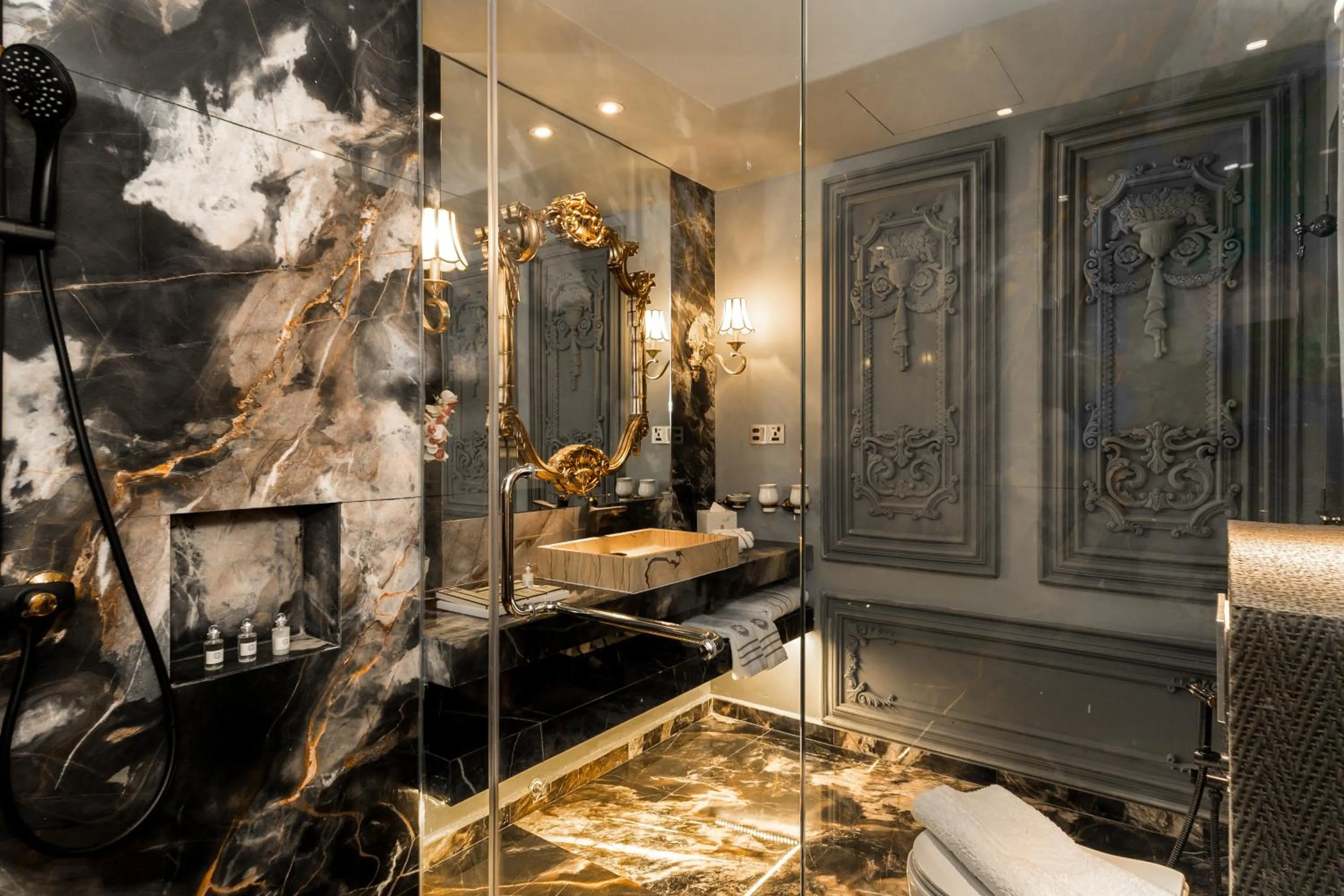 Bathroom in arte by Thomas Chan