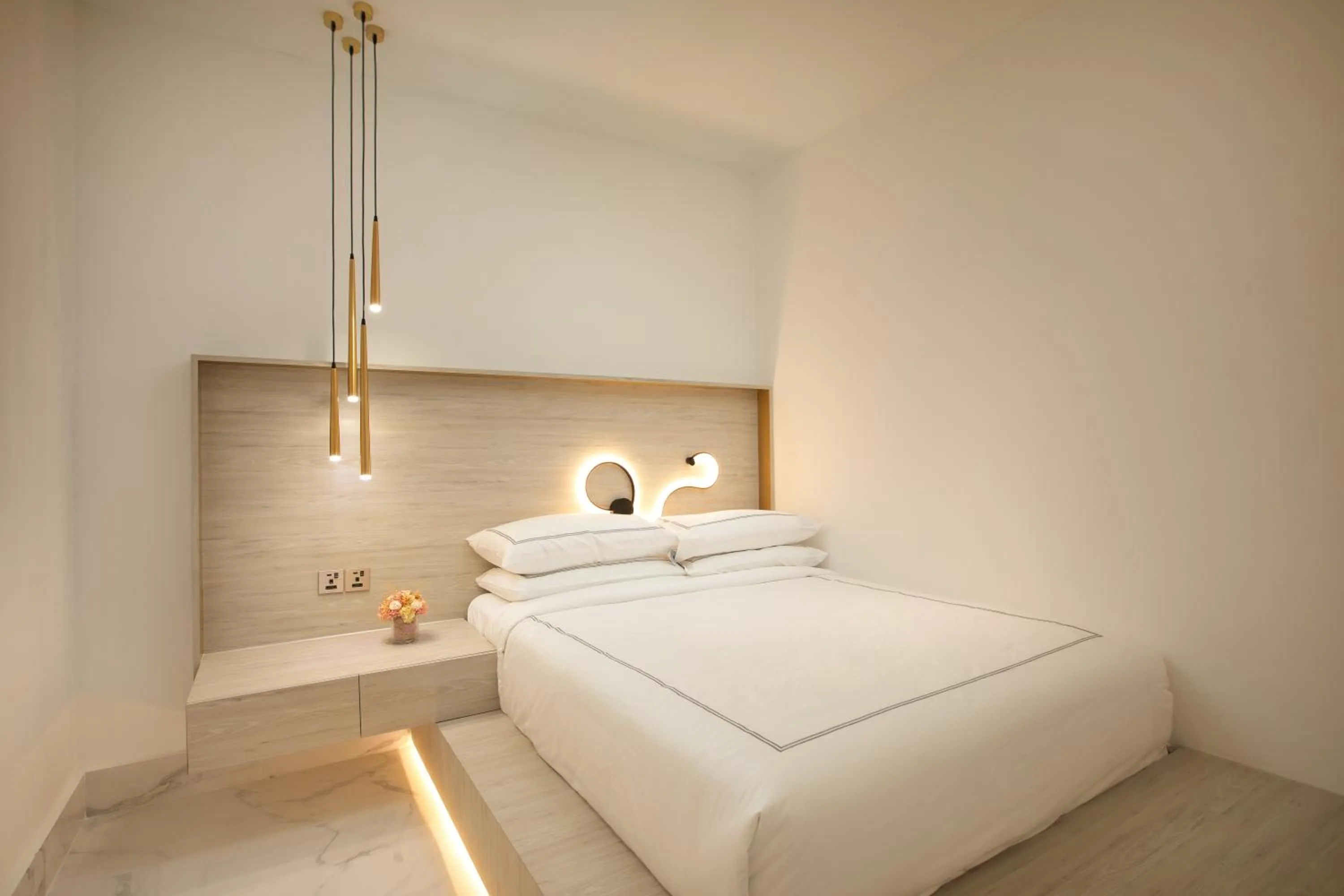 Bedroom, Bed in arte by Thomas Chan