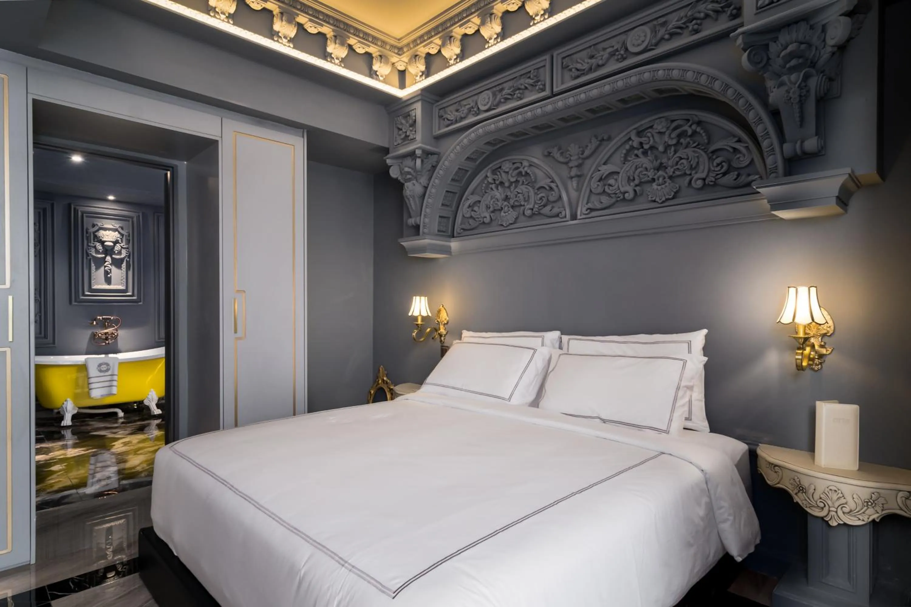 Bedroom, Bed in arte by Thomas Chan