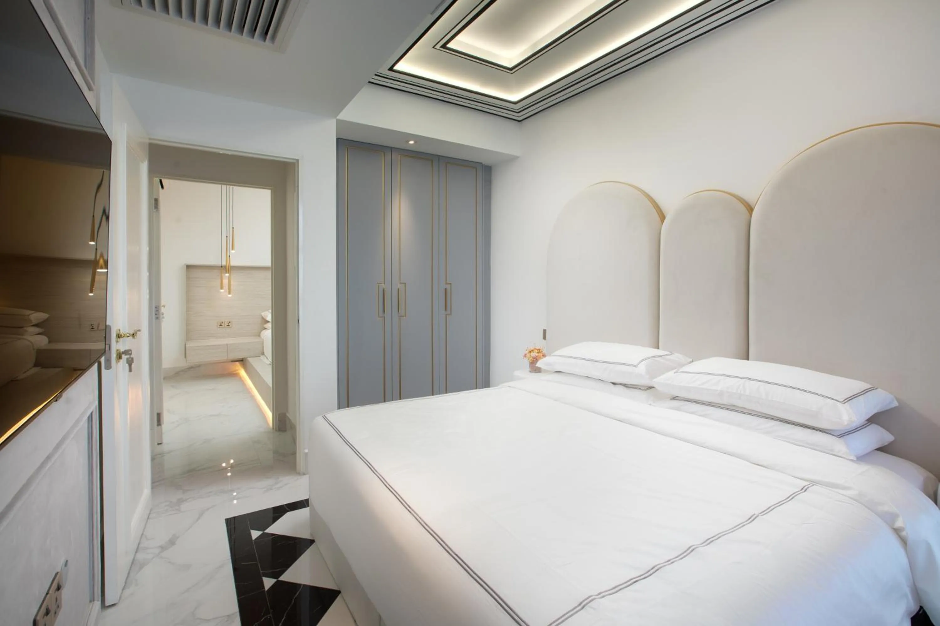 Bedroom, Bed in arte by Thomas Chan