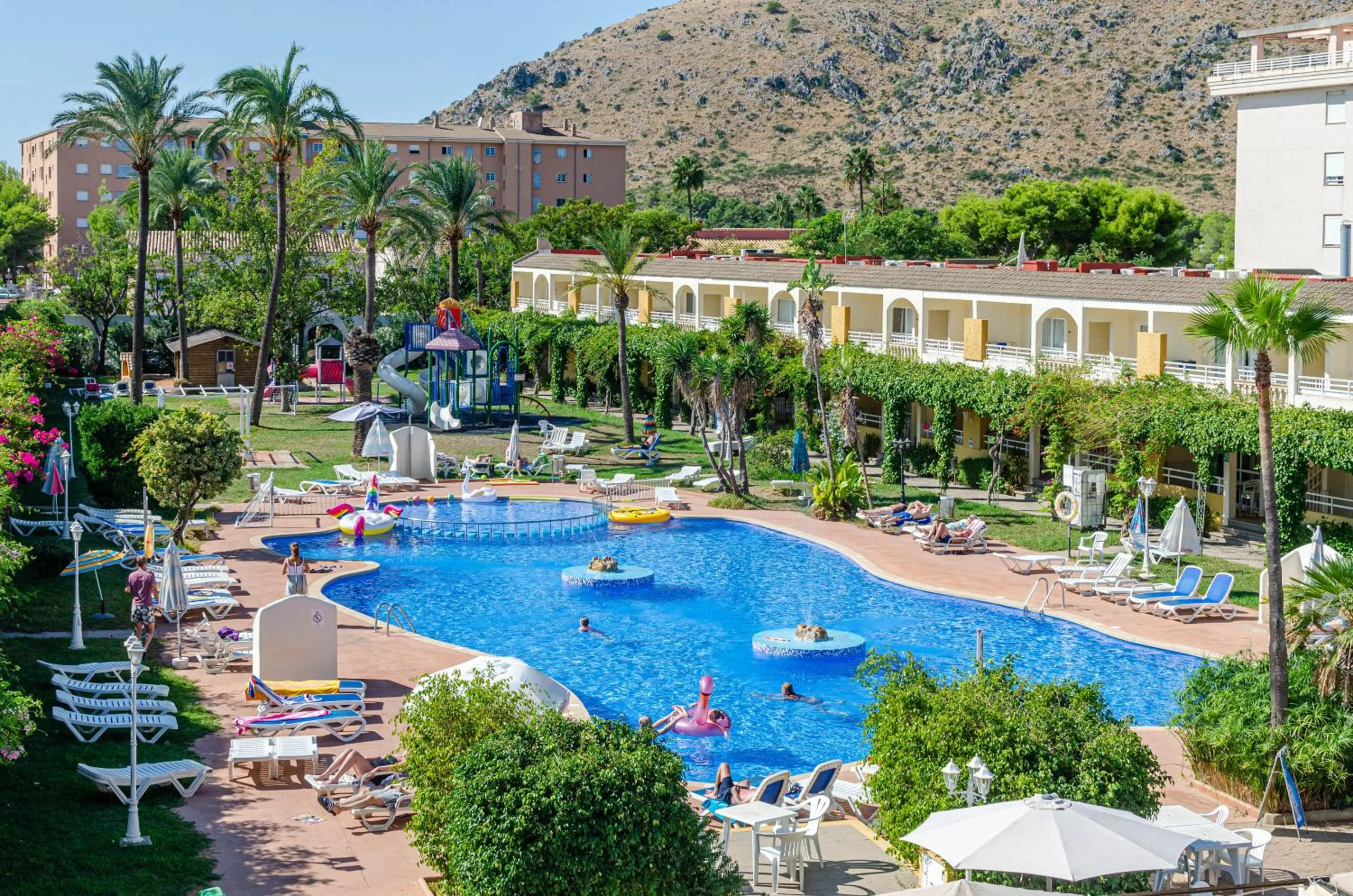 Swimming pool in Mariner Club